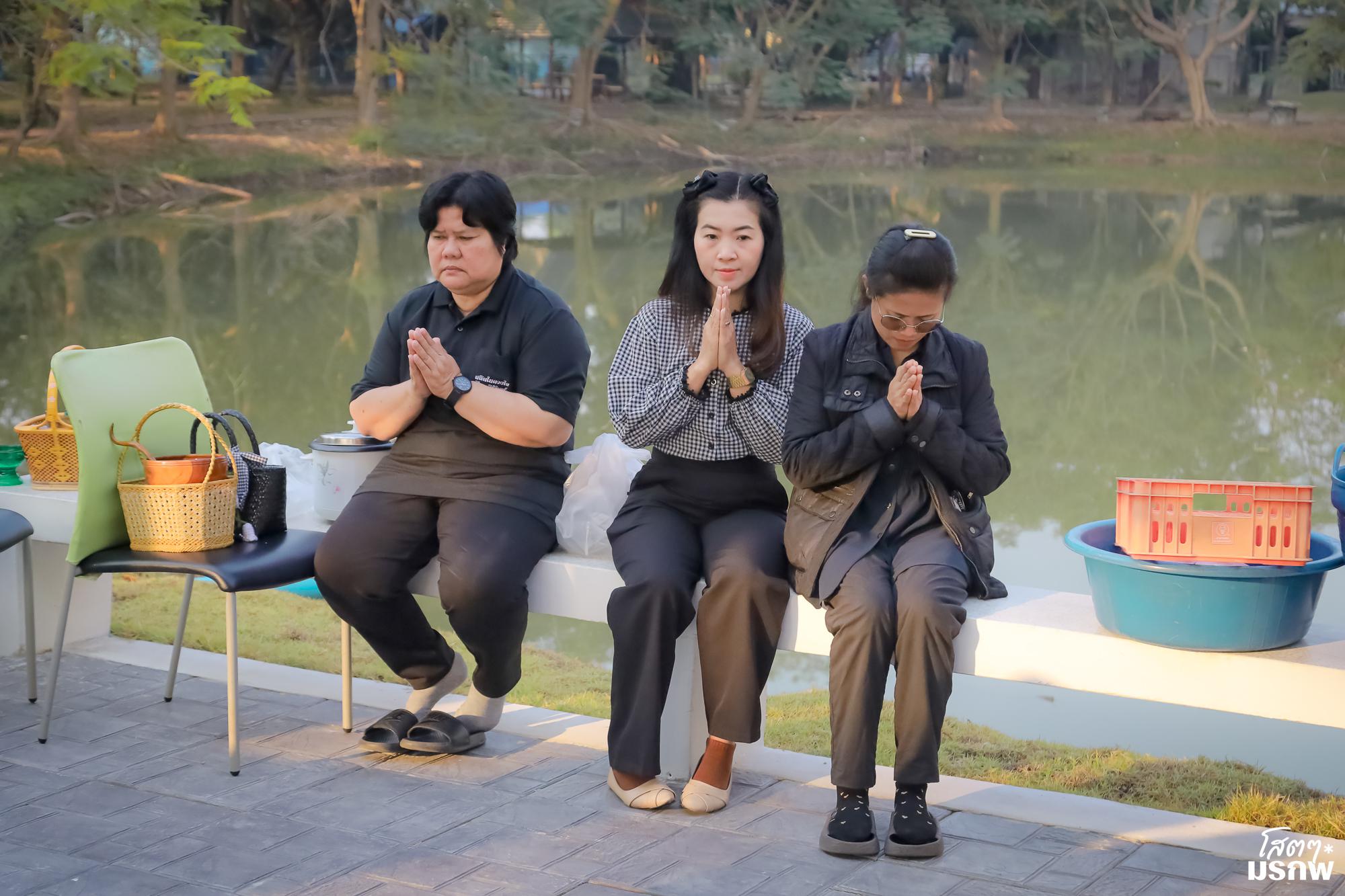 98. ทำบุญตักบาตรข้าวสารอาหารแห้ง เนื่องในวันขึ้นปีใหม่ ประจำปี 2569