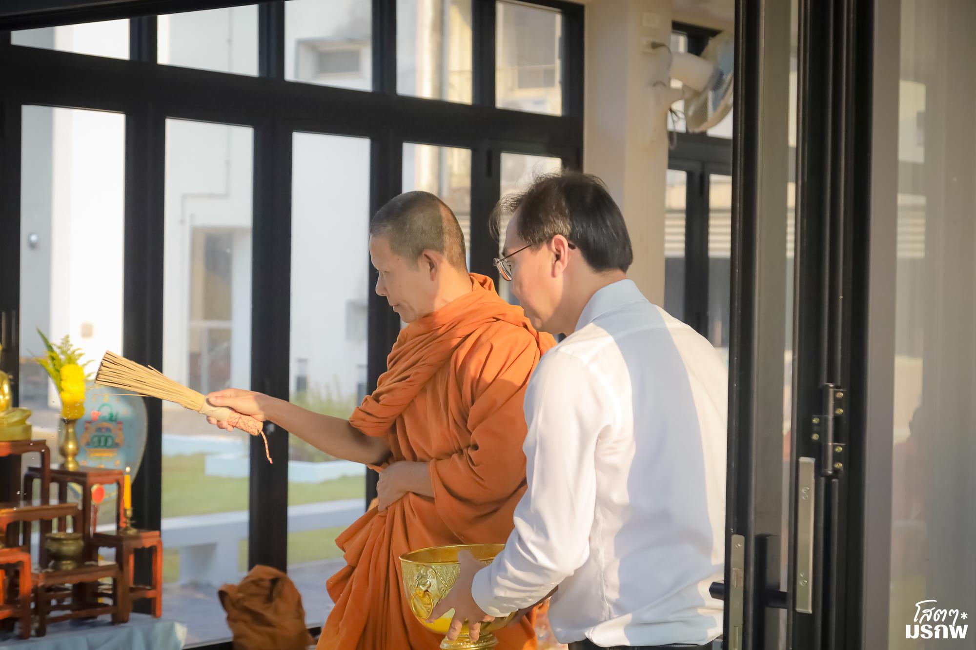 101. ทำบุญตักบาตรข้าวสารอาหารแห้ง เนื่องในวันขึ้นปีใหม่ ประจำปี 2569