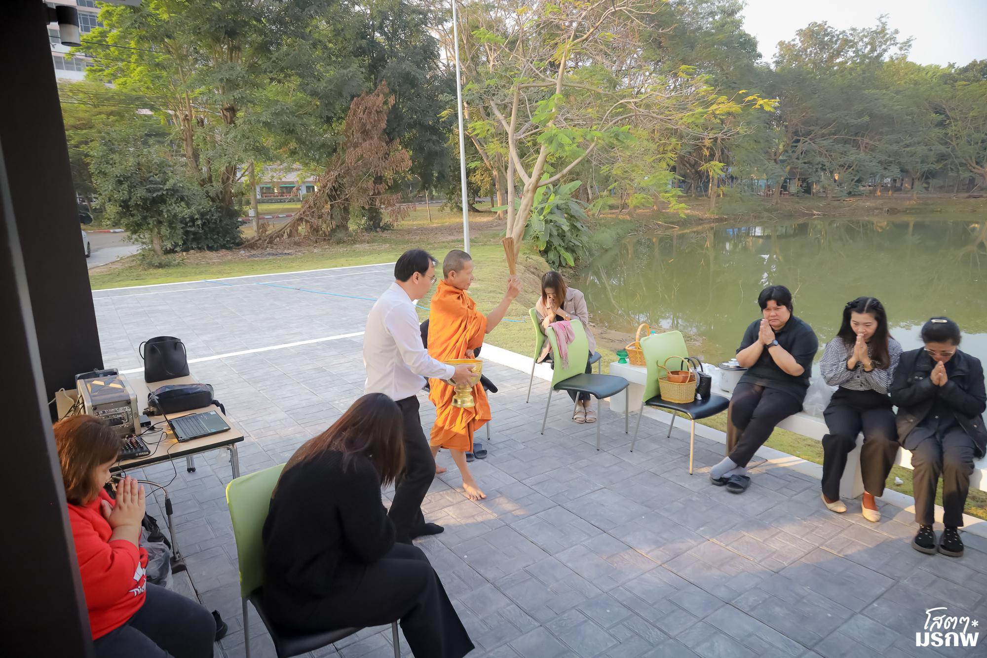 103. ทำบุญตักบาตรข้าวสารอาหารแห้ง เนื่องในวันขึ้นปีใหม่ ประจำปี 2569