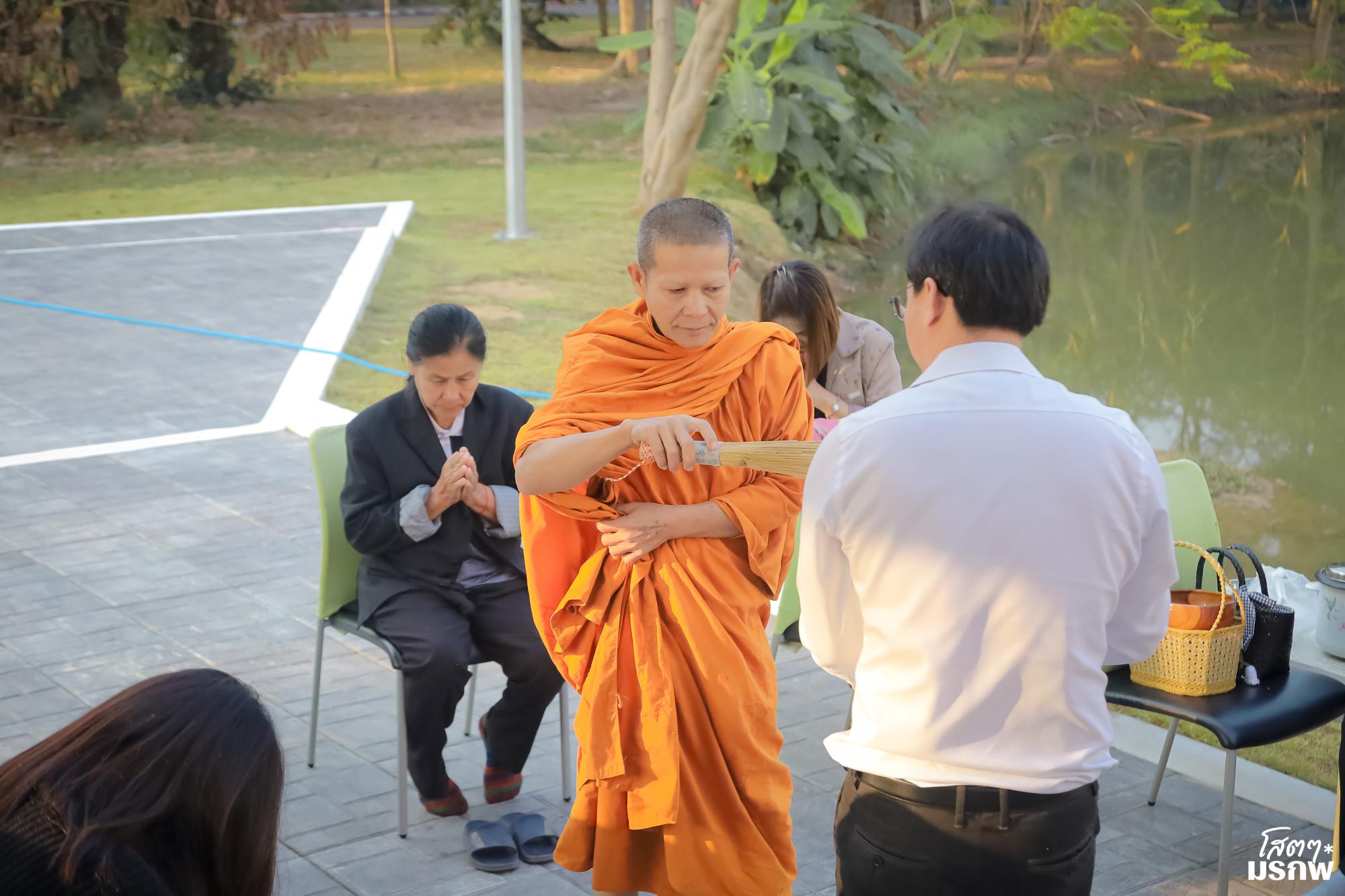 104. ทำบุญตักบาตรข้าวสารอาหารแห้ง เนื่องในวันขึ้นปีใหม่ ประจำปี 2569