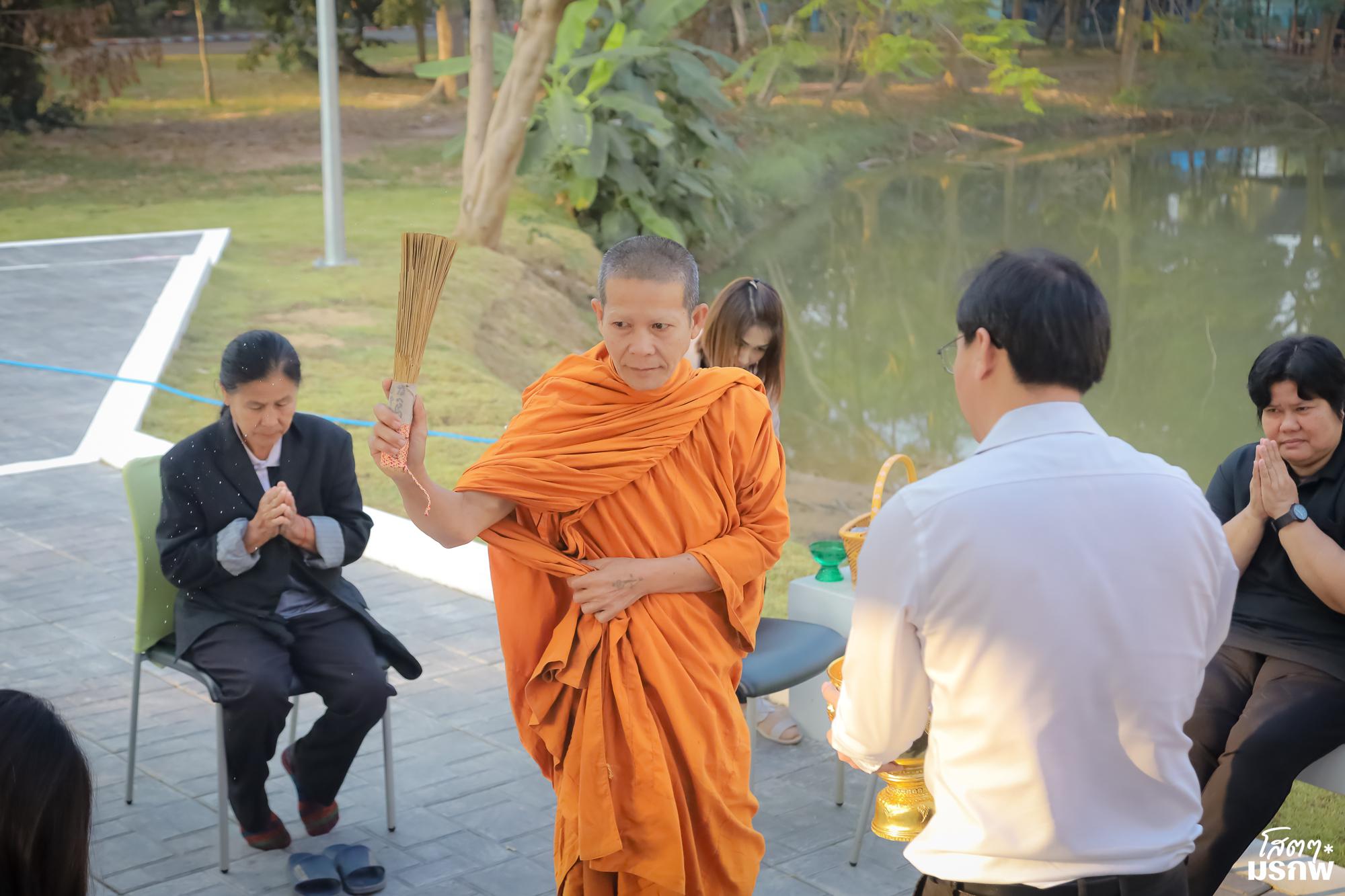 105. ทำบุญตักบาตรข้าวสารอาหารแห้ง เนื่องในวันขึ้นปีใหม่ ประจำปี 2569