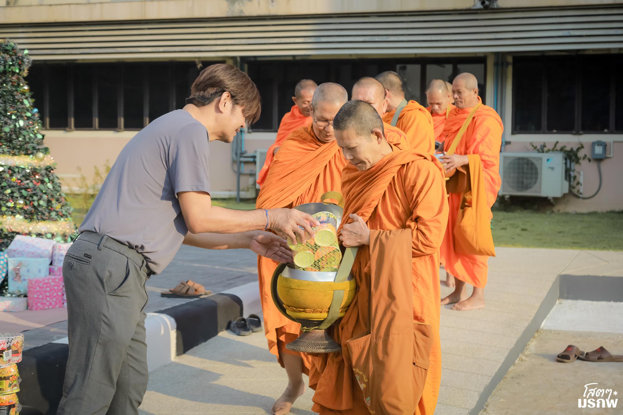 115. ทำบุญตักบาตรข้าวสารอาหารแห้ง เนื่องในวันขึ้นปีใหม่ ประจำปี 2569