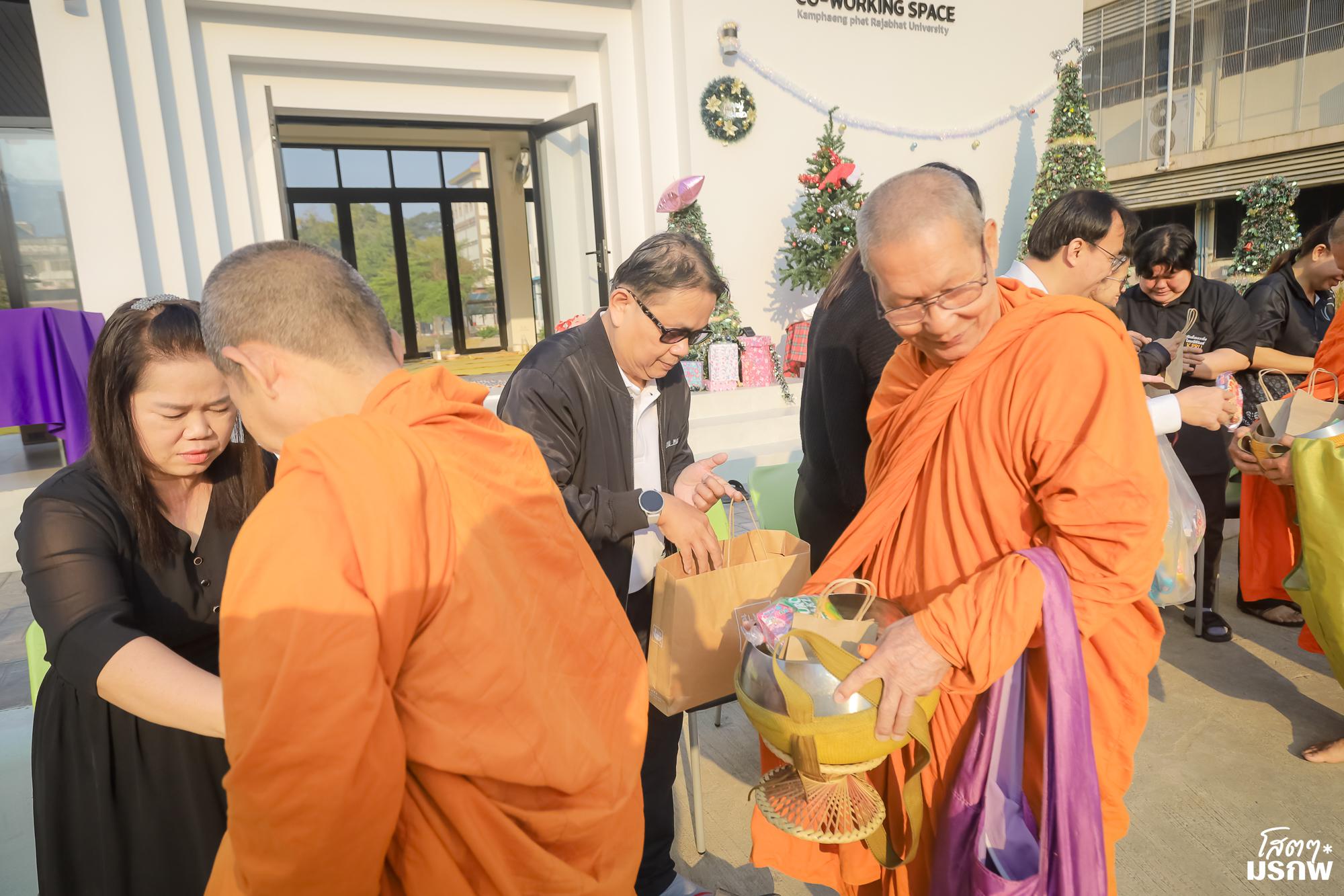 122. ทำบุญตักบาตรข้าวสารอาหารแห้ง เนื่องในวันขึ้นปีใหม่ ประจำปี 2569