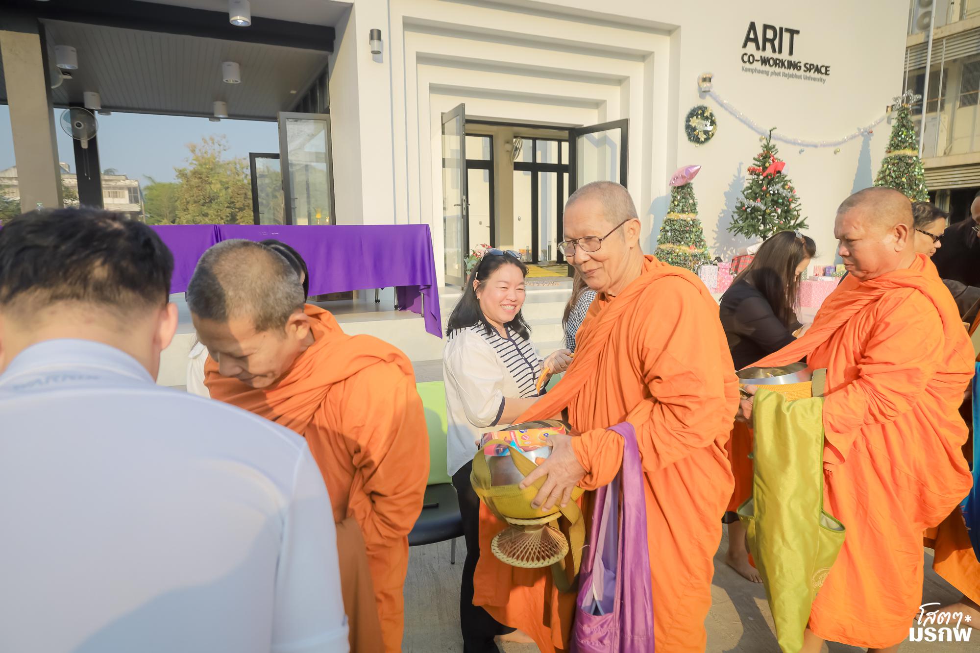 125. ทำบุญตักบาตรข้าวสารอาหารแห้ง เนื่องในวันขึ้นปีใหม่ ประจำปี 2569