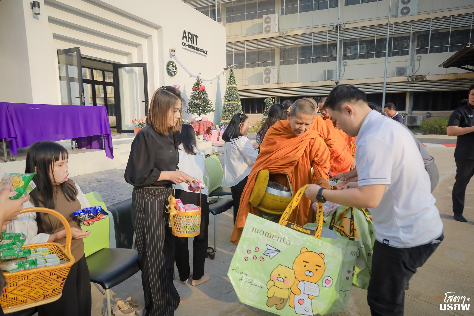 127. ทำบุญตักบาตรข้าวสารอาหารแห้ง เนื่องในวันขึ้นปีใหม่ ประจำปี 2569