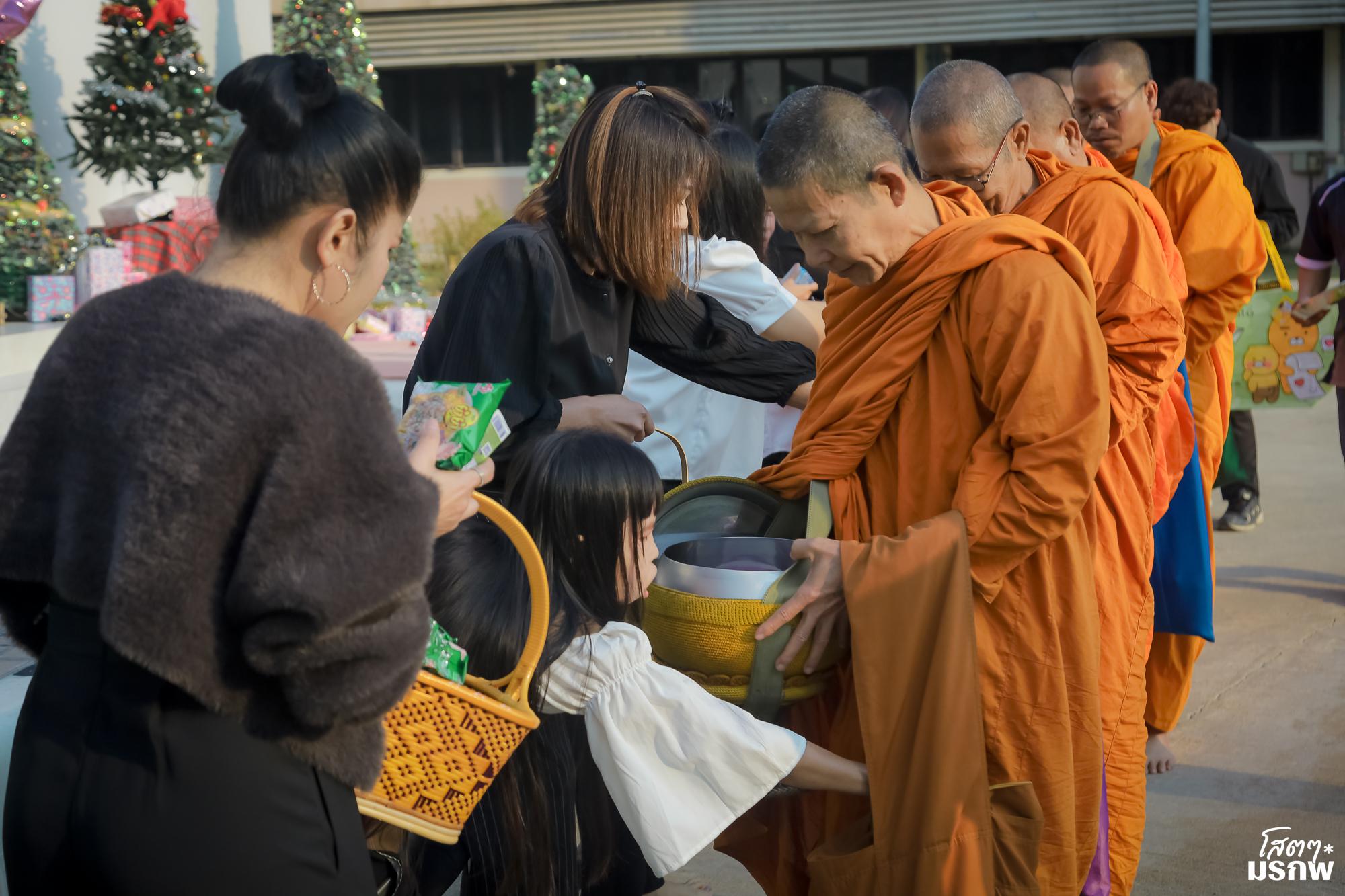 128. ทำบุญตักบาตรข้าวสารอาหารแห้ง เนื่องในวันขึ้นปีใหม่ ประจำปี 2569