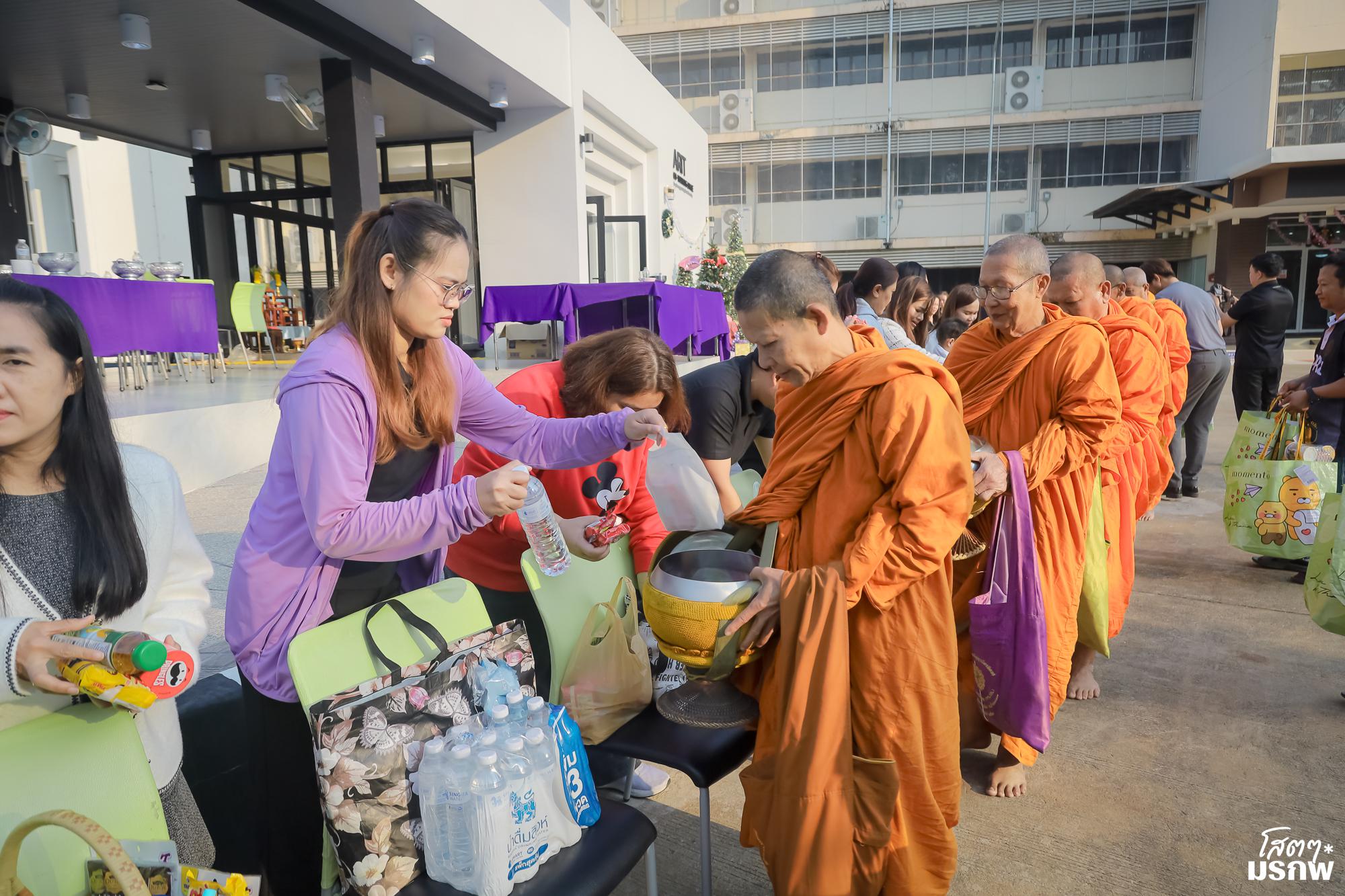 136. ทำบุญตักบาตรข้าวสารอาหารแห้ง เนื่องในวันขึ้นปีใหม่ ประจำปี 2569