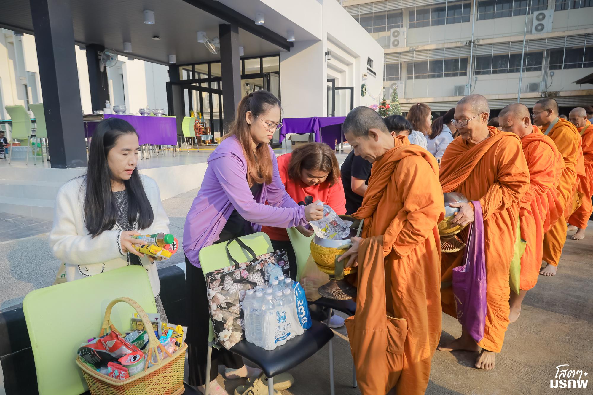 137. ทำบุญตักบาตรข้าวสารอาหารแห้ง เนื่องในวันขึ้นปีใหม่ ประจำปี 2569