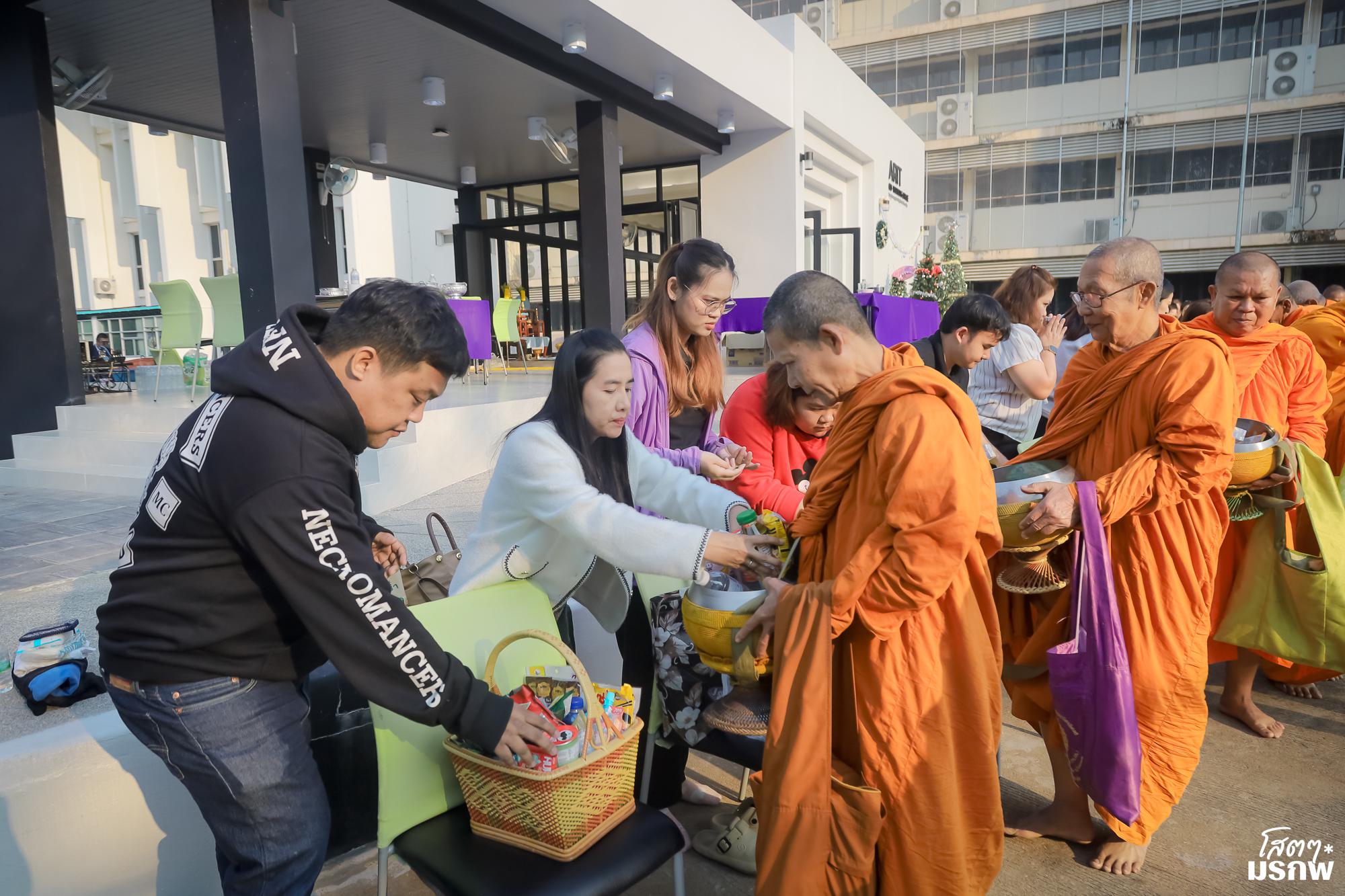 140. ทำบุญตักบาตรข้าวสารอาหารแห้ง เนื่องในวันขึ้นปีใหม่ ประจำปี 2569