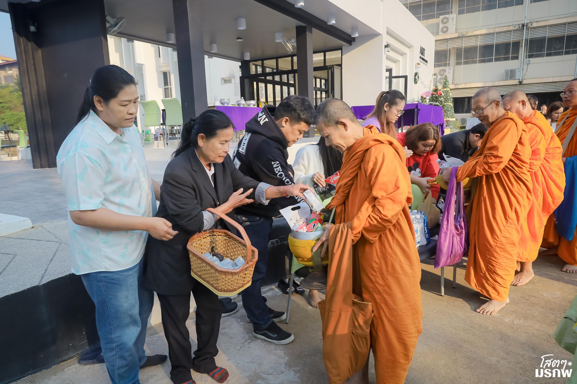 144. ทำบุญตักบาตรข้าวสารอาหารแห้ง เนื่องในวันขึ้นปีใหม่ ประจำปี 2569