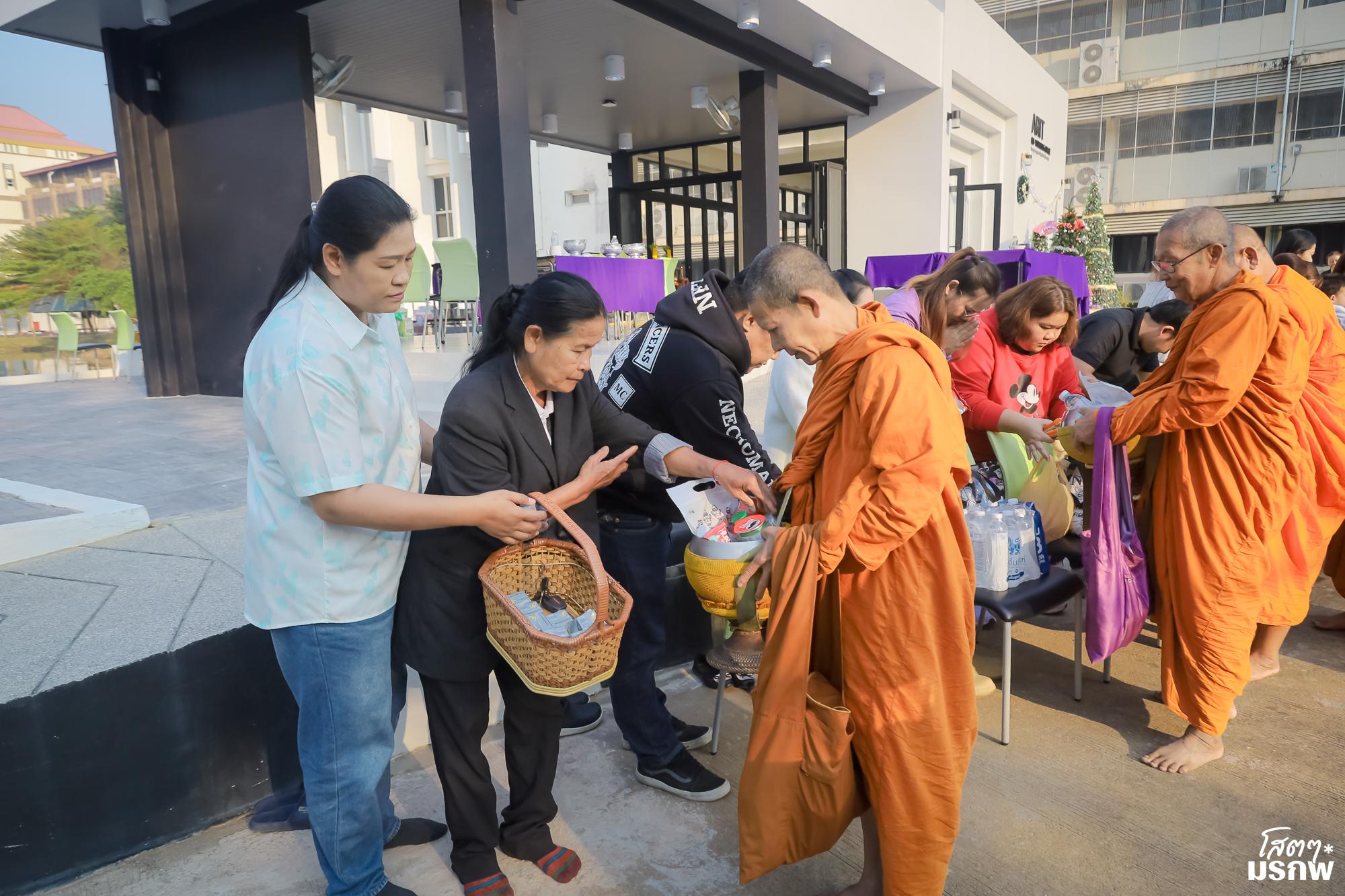 145. ทำบุญตักบาตรข้าวสารอาหารแห้ง เนื่องในวันขึ้นปีใหม่ ประจำปี 2569