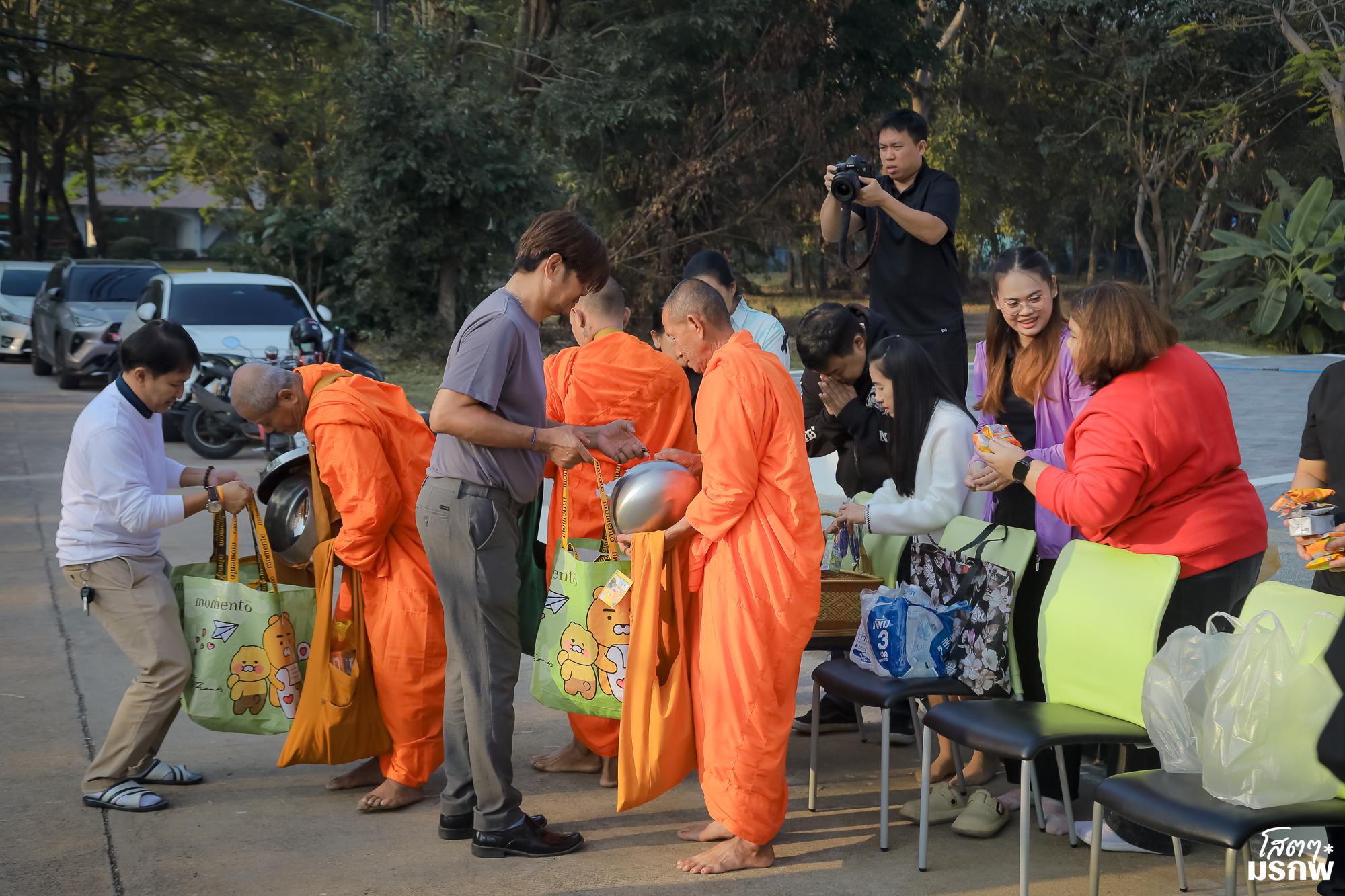 148. ทำบุญตักบาตรข้าวสารอาหารแห้ง เนื่องในวันขึ้นปีใหม่ ประจำปี 2569