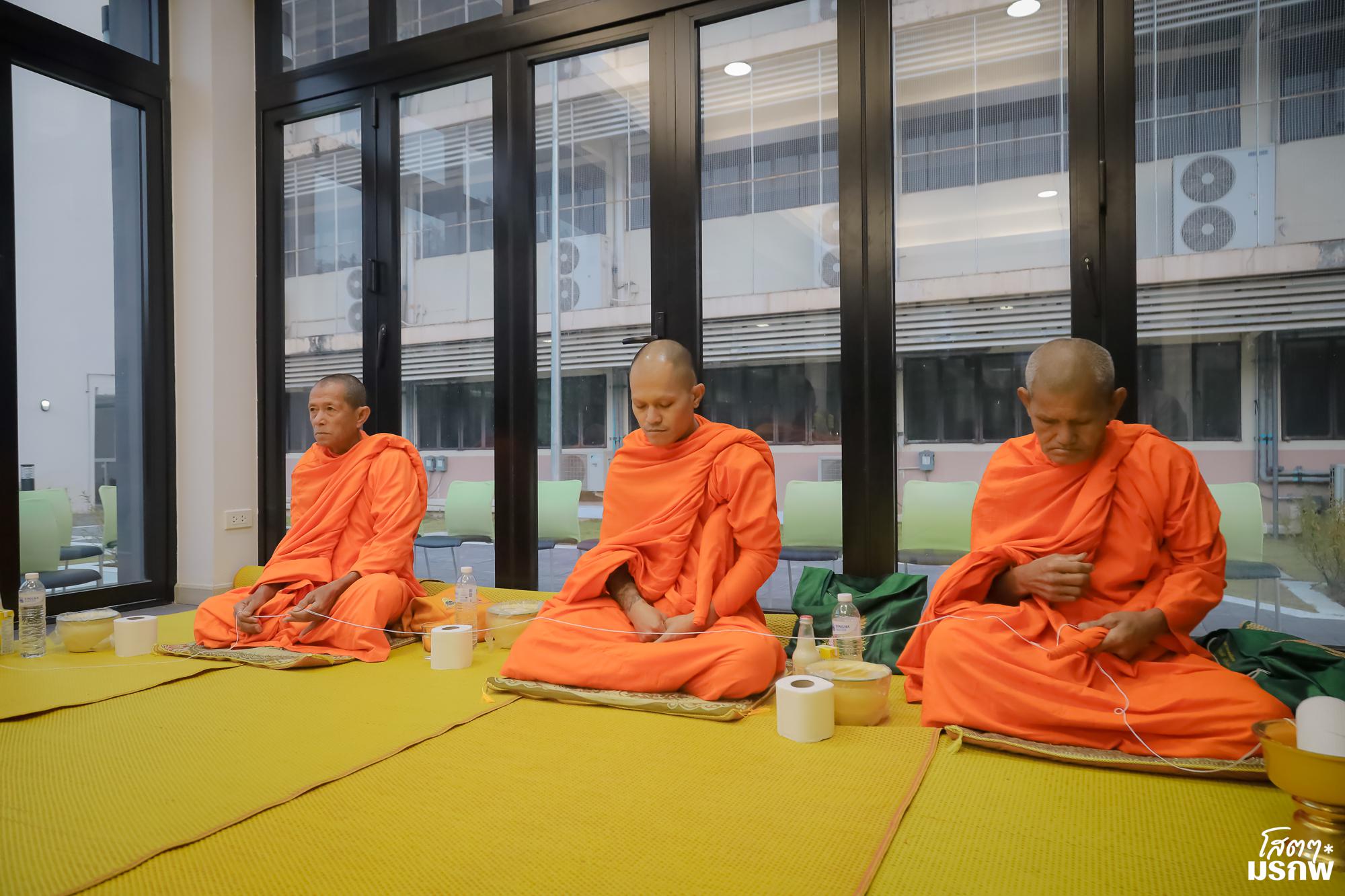 4. จัดพิธีทำบุญเช้า ถวายสังฆทานและตักบาตรข้าวสารอาหารแห้งพระสงฆ์ จำนวน 9 รูป เนื่องในวันขึ้นปีใหม่ ประจำปี 2569