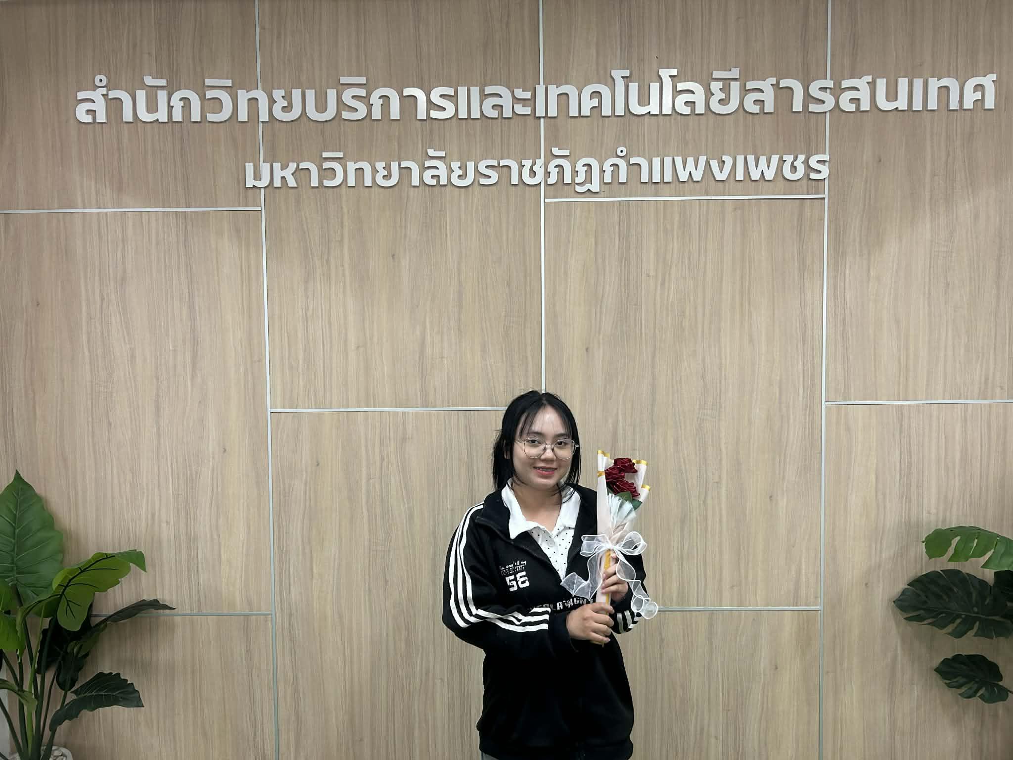 2. กิจกรรมประดิษฐ์ช่อดอกกุหลาบ มอบแด่คนที่คุณรักในเทศกาลวันวาเลนไทน์