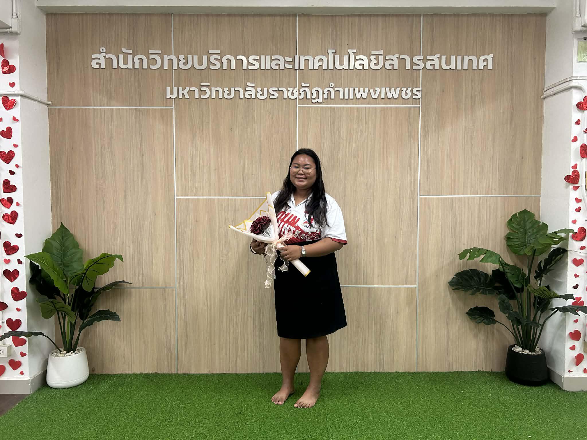 3. กิจกรรมประดิษฐ์ช่อดอกกุหลาบ มอบแด่คนที่คุณรักในเทศกาลวันวาเลนไทน์