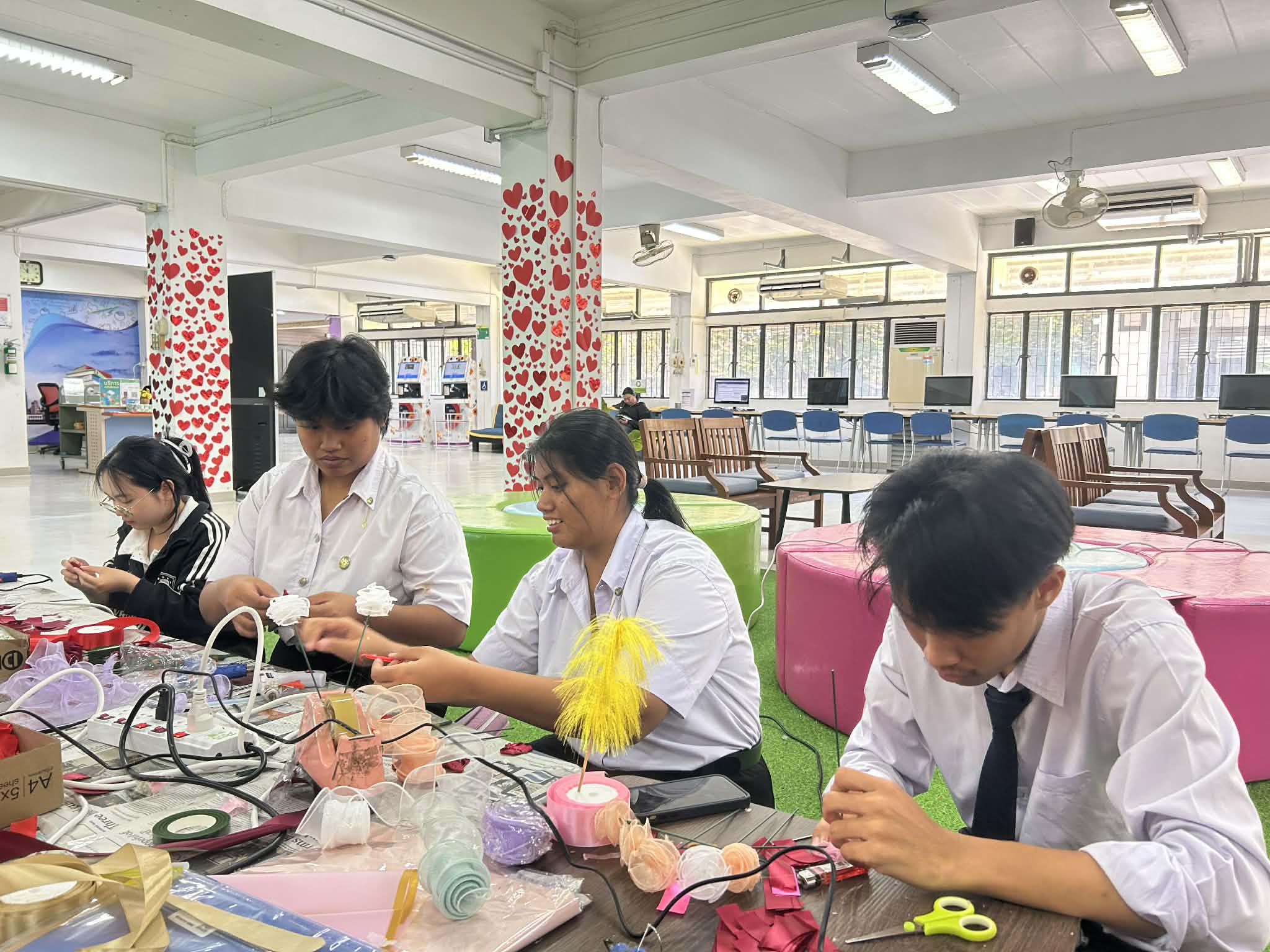 10. กิจกรรมประดิษฐ์ช่อดอกกุหลาบ มอบแด่คนที่คุณรักในเทศกาลวันวาเลนไทน์