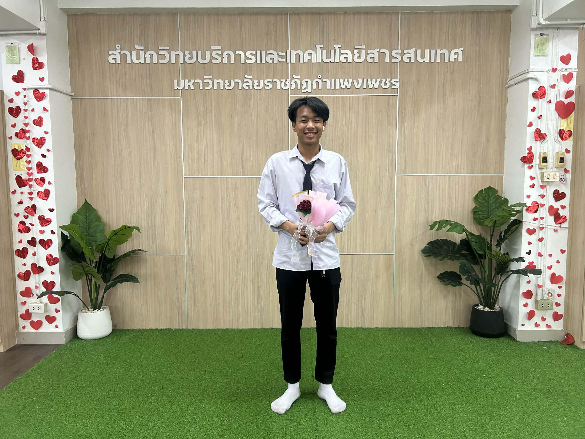 11. กิจกรรมประดิษฐ์ช่อดอกกุหลาบ มอบแด่คนที่คุณรักในเทศกาลวันวาเลนไทน์