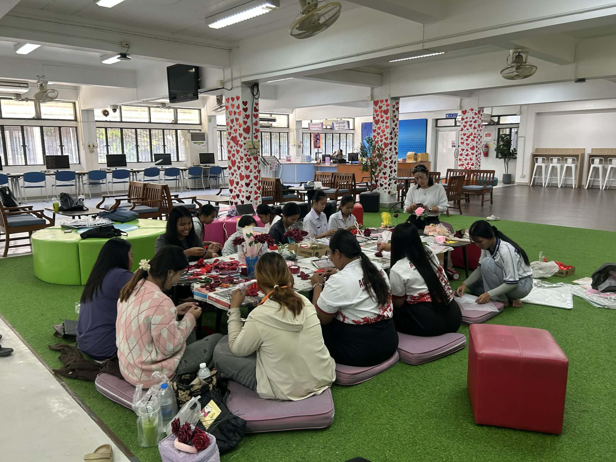 12. กิจกรรมประดิษฐ์ช่อดอกกุหลาบ มอบแด่คนที่คุณรักในเทศกาลวันวาเลนไทน์