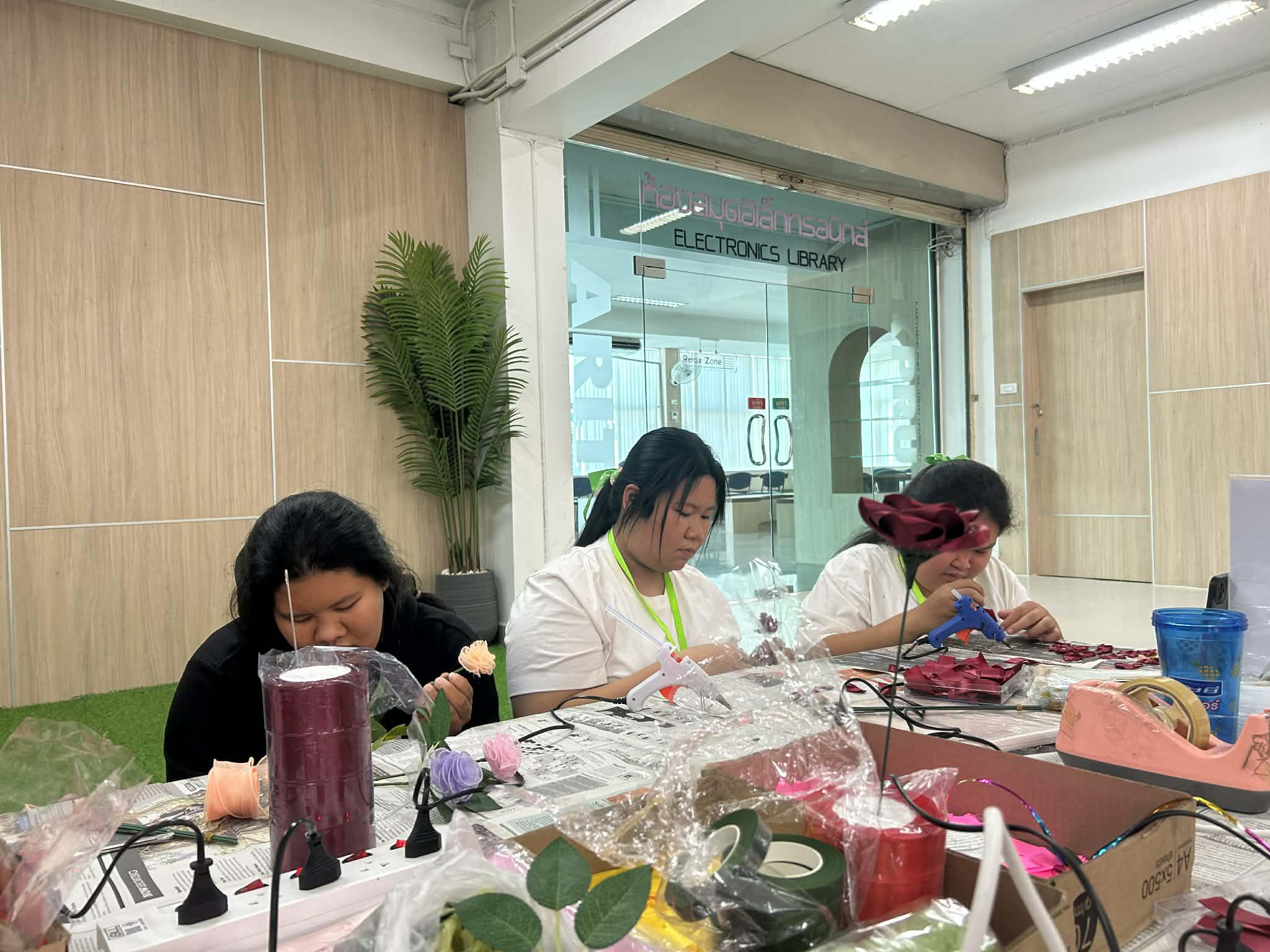 6. กิจกรรมประดิษฐ์ช่อดอกกุหลาบ มอบแด่คนที่คุณรักในเทศกาลวันวาเลนไทน์