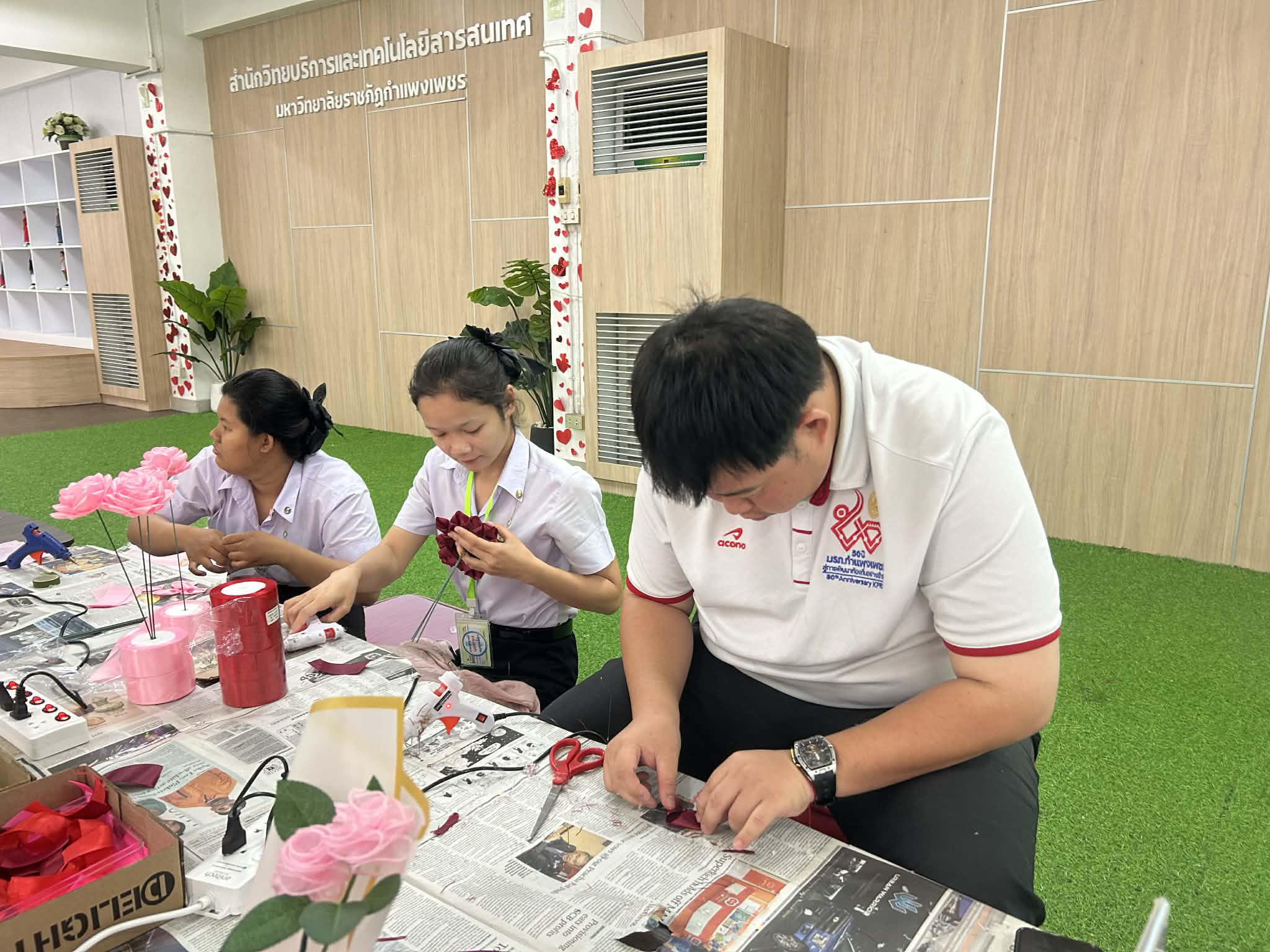 14. กิจกรรมประดิษฐ์ช่อดอกกุหลาบ มอบแด่คนที่คุณรักในเทศกาลวันวาเลนไทน์