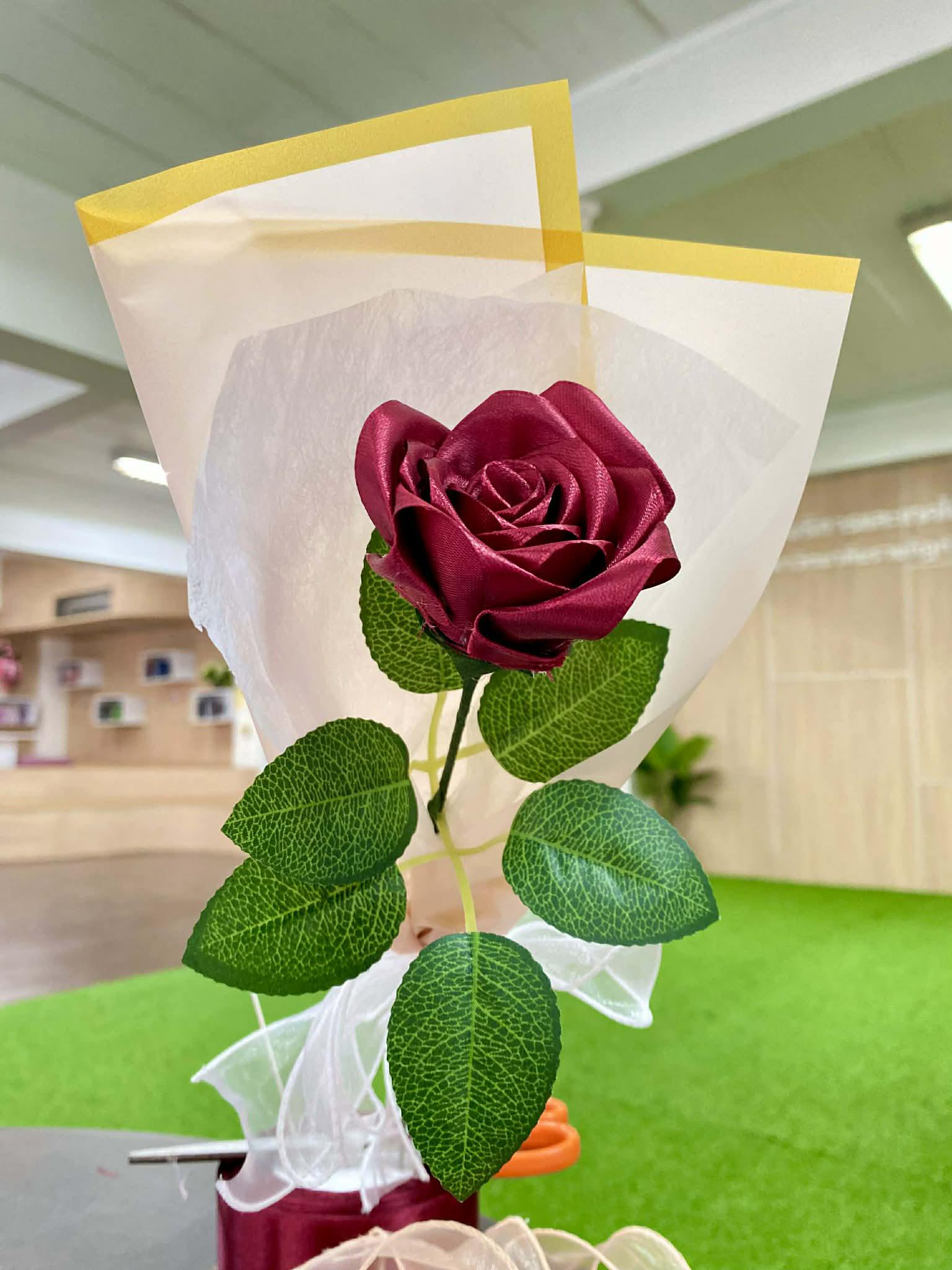 16. กิจกรรมประดิษฐ์ช่อดอกกุหลาบ มอบแด่คนที่คุณรักในเทศกาลวันวาเลนไทน์