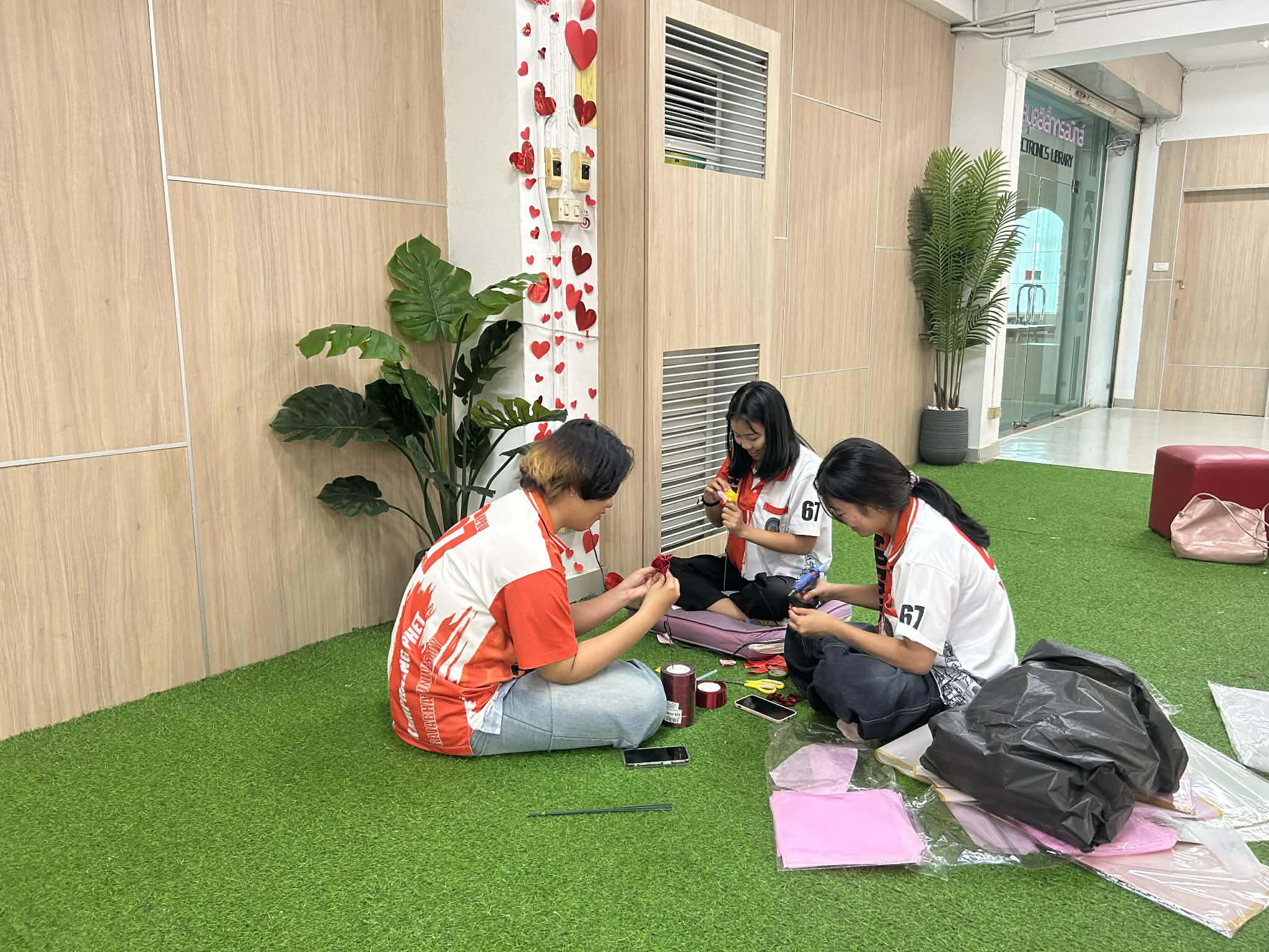 17. กิจกรรมประดิษฐ์ช่อดอกกุหลาบ มอบแด่คนที่คุณรักในเทศกาลวันวาเลนไทน์