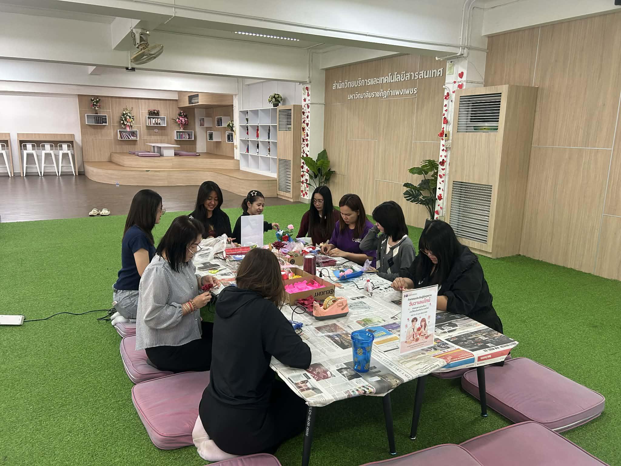 7. กิจกรรมประดิษฐ์ช่อดอกกุหลาบ มอบแด่คนที่คุณรักในเทศกาลวันวาเลนไทน์