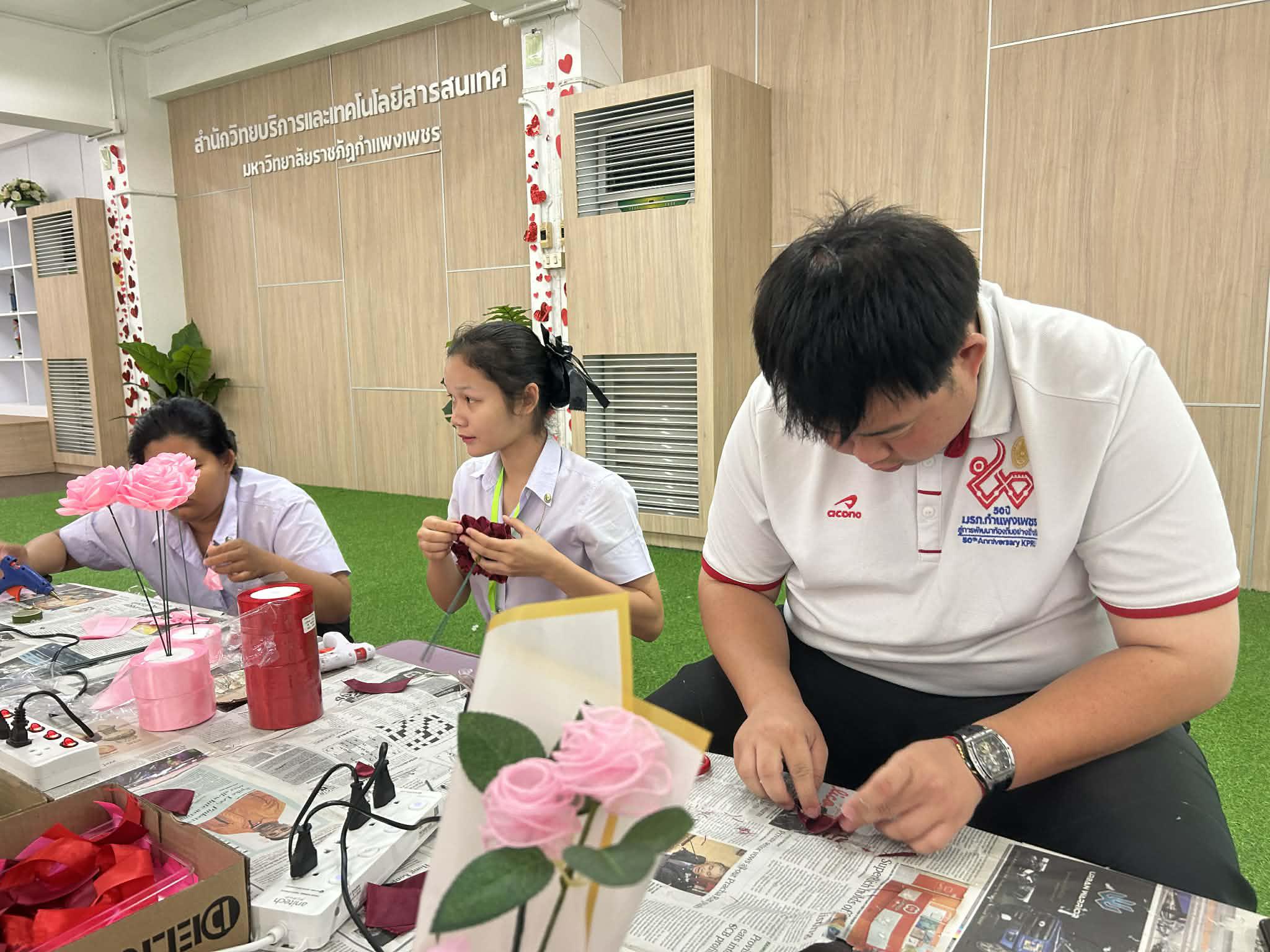 19. กิจกรรมประดิษฐ์ช่อดอกกุหลาบ มอบแด่คนที่คุณรักในเทศกาลวันวาเลนไทน์