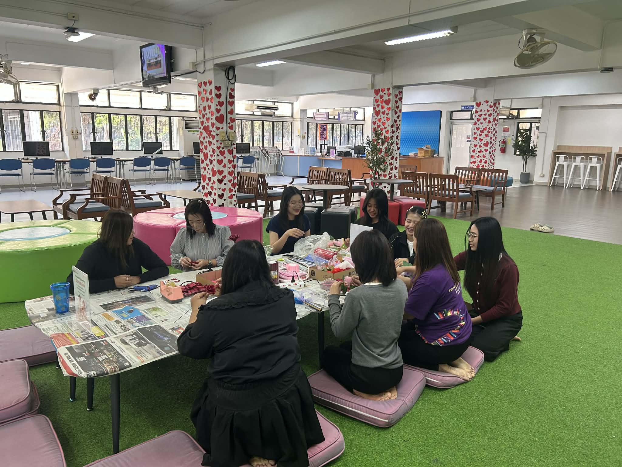 8. กิจกรรมประดิษฐ์ช่อดอกกุหลาบ มอบแด่คนที่คุณรักในเทศกาลวันวาเลนไทน์