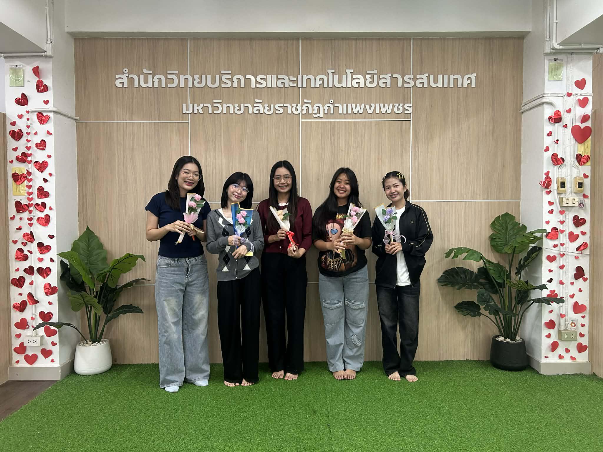 กิจกรรมประดิษฐ์ช่อดอกกุหลาบ มอบแด่คนที่คุณรักในเทศกาลวันวาเลนไทน์