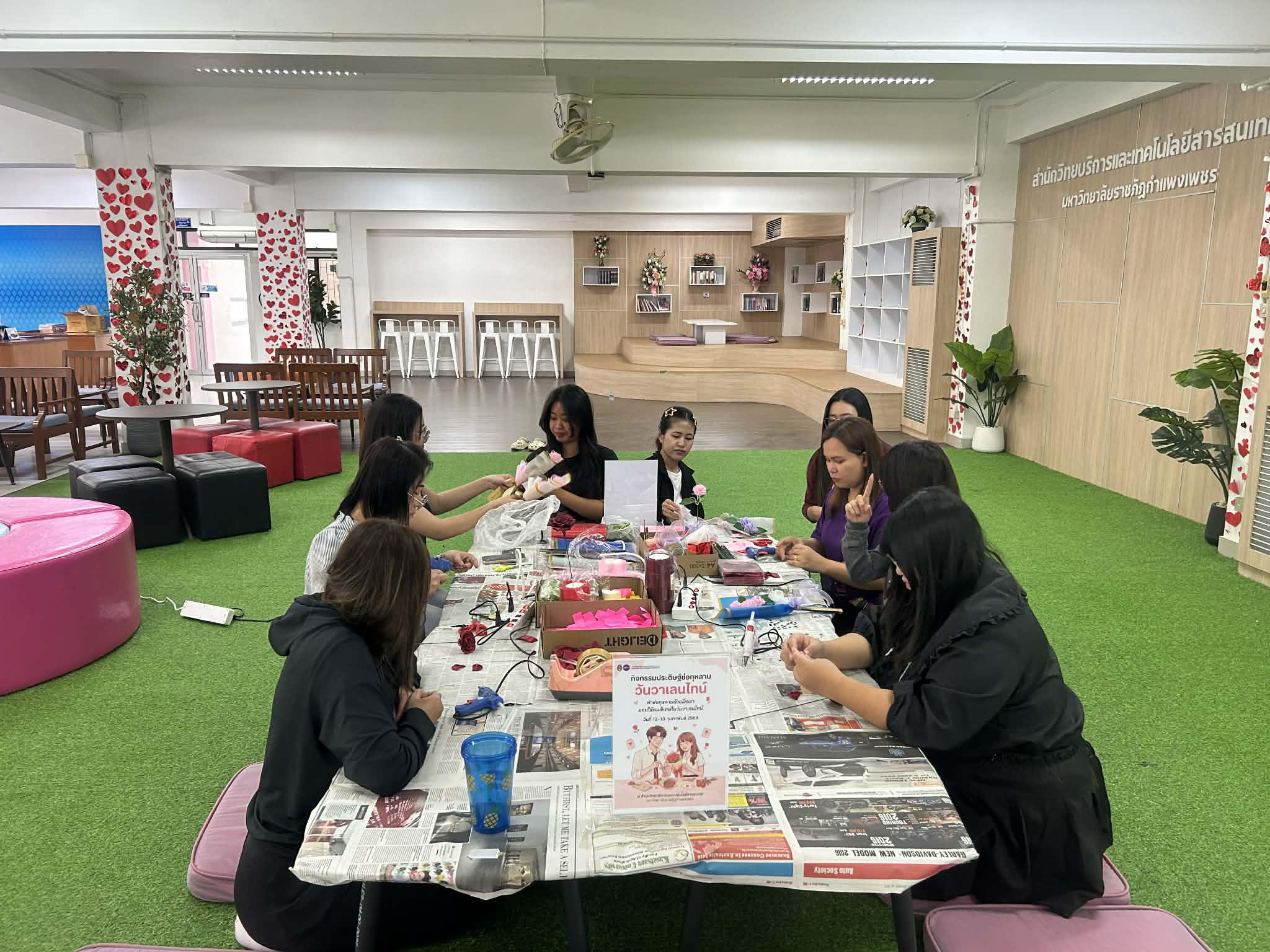 กิจกรรมประดิษฐ์ช่อดอกกุหลาบ มอบแด่คนที่คุณรักในเทศกาลวันวาเลนไทน์