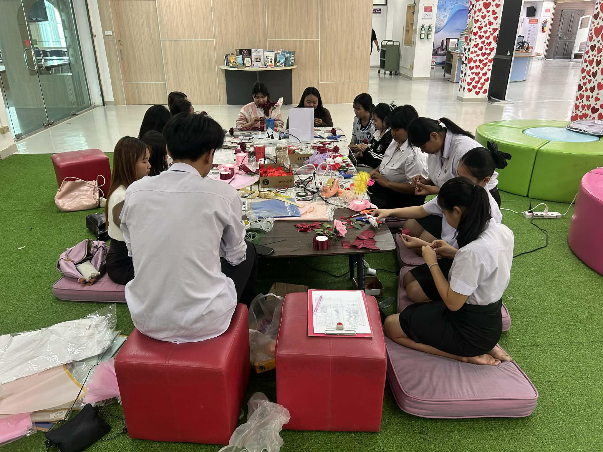 24. กิจกรรมประดิษฐ์ช่อดอกกุหลาบ มอบแด่คนที่คุณรักในเทศกาลวันวาเลนไทน์
