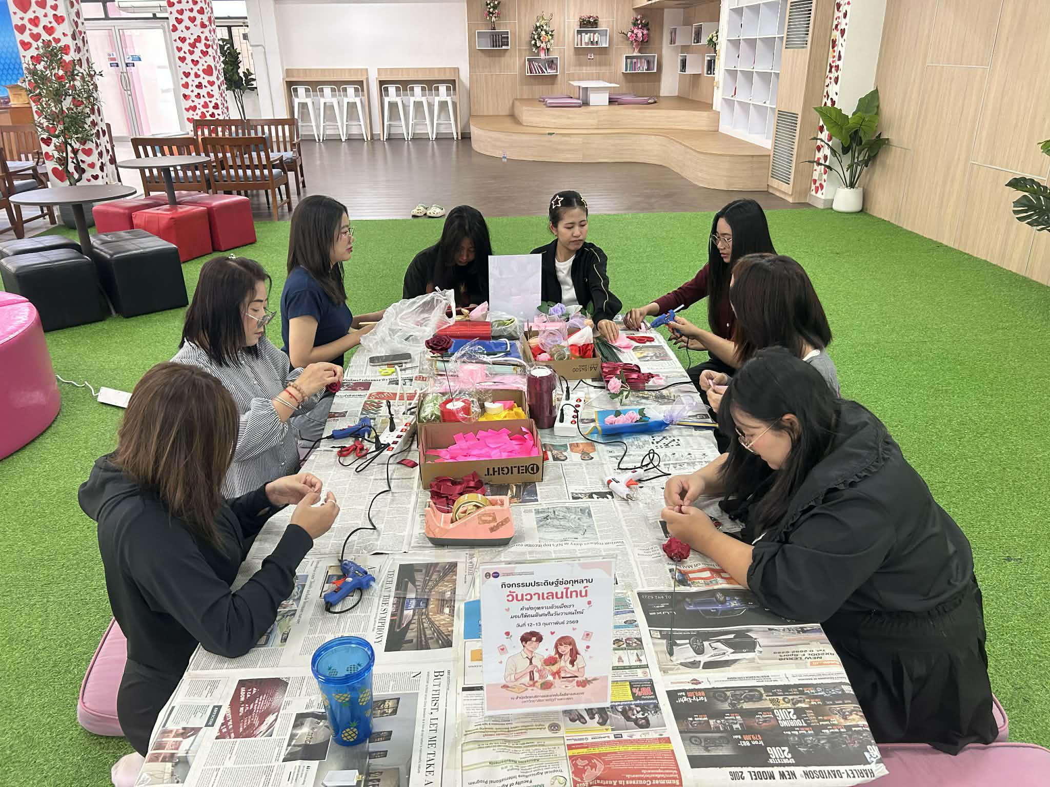 10. กิจกรรมประดิษฐ์ช่อดอกกุหลาบ มอบแด่คนที่คุณรักในเทศกาลวันวาเลนไทน์