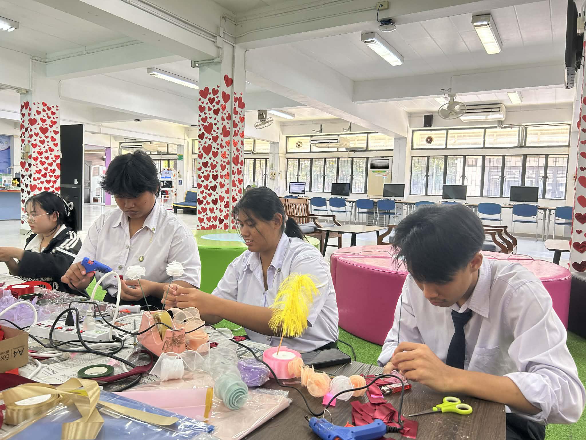 30. กิจกรรมประดิษฐ์ช่อดอกกุหลาบ มอบแด่คนที่คุณรักในเทศกาลวันวาเลนไทน์