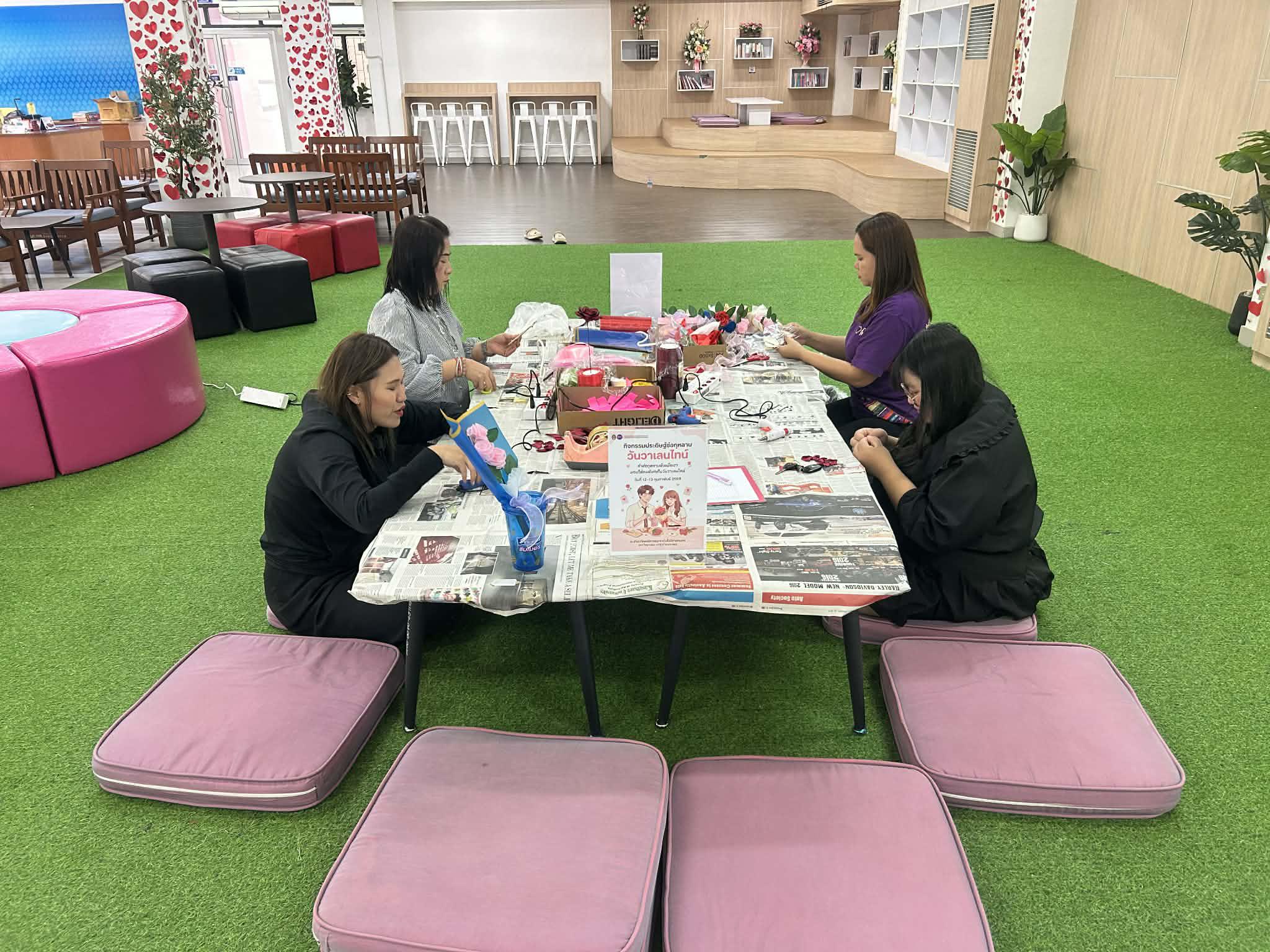 12. กิจกรรมประดิษฐ์ช่อดอกกุหลาบ มอบแด่คนที่คุณรักในเทศกาลวันวาเลนไทน์