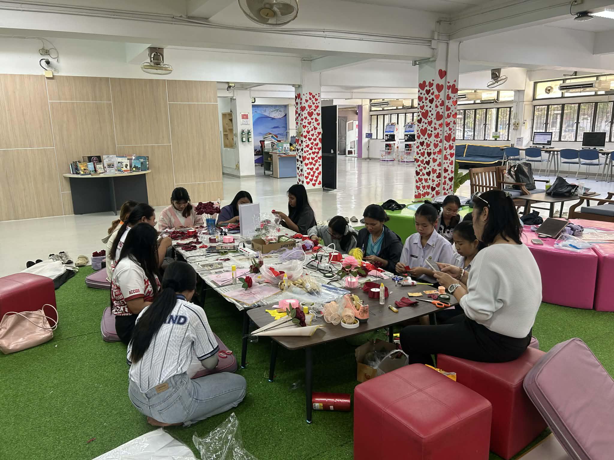 33. กิจกรรมประดิษฐ์ช่อดอกกุหลาบ มอบแด่คนที่คุณรักในเทศกาลวันวาเลนไทน์