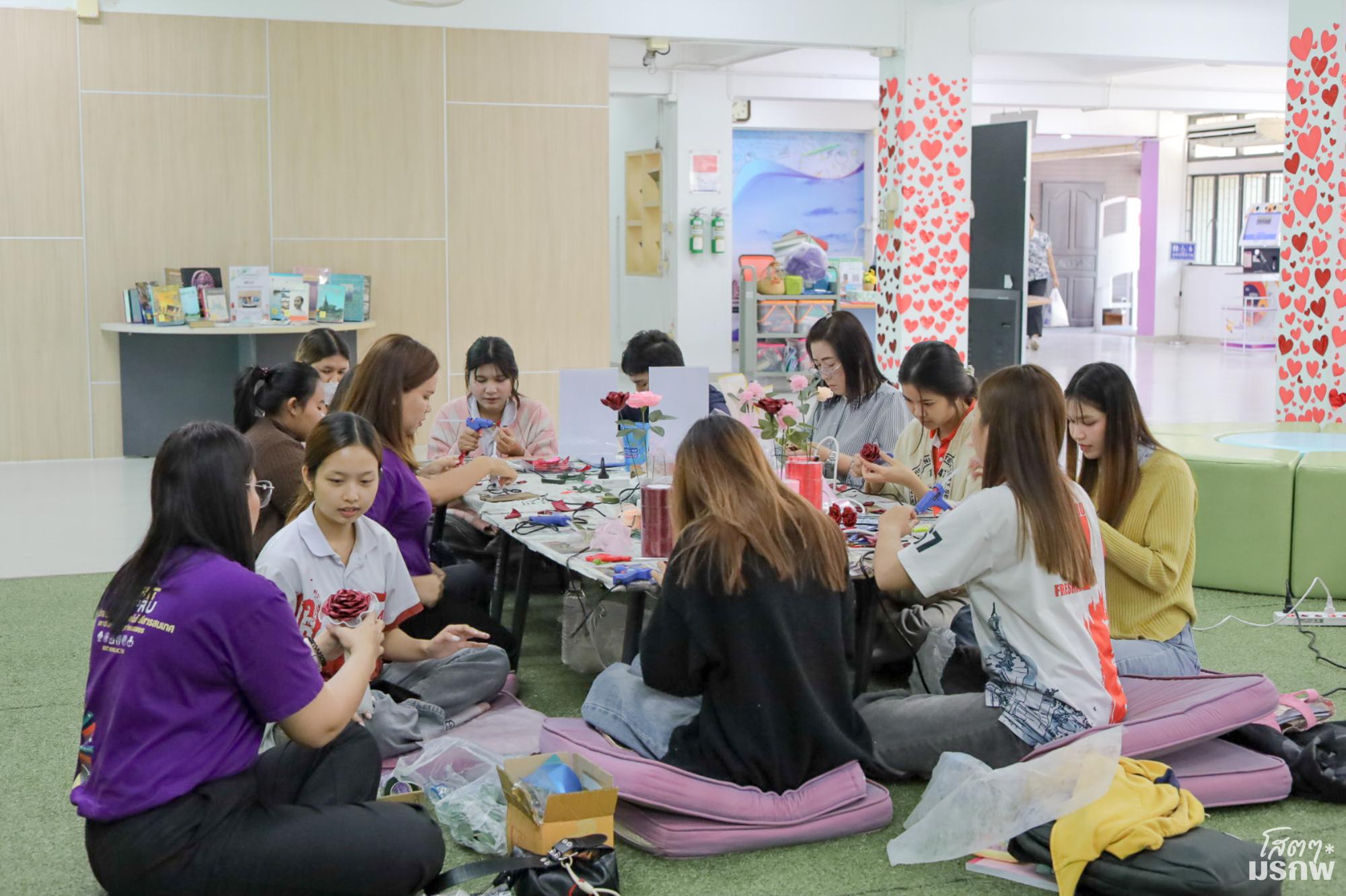 15. กิจกรรมประดิษฐ์ช่อดอกกุหลาบ มอบแด่คนที่คุณรักในเทศกาลวันวาเลนไทน์