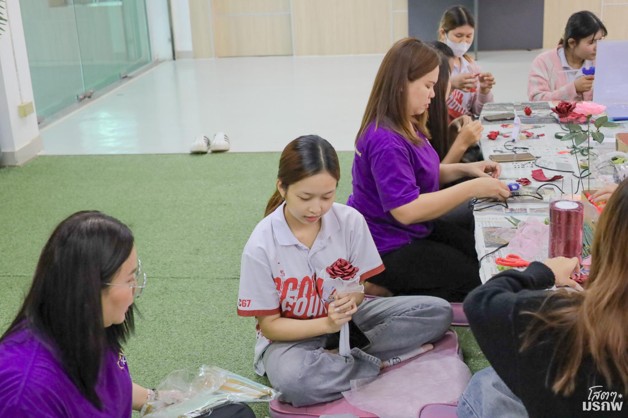 16. กิจกรรมประดิษฐ์ช่อดอกกุหลาบ มอบแด่คนที่คุณรักในเทศกาลวันวาเลนไทน์