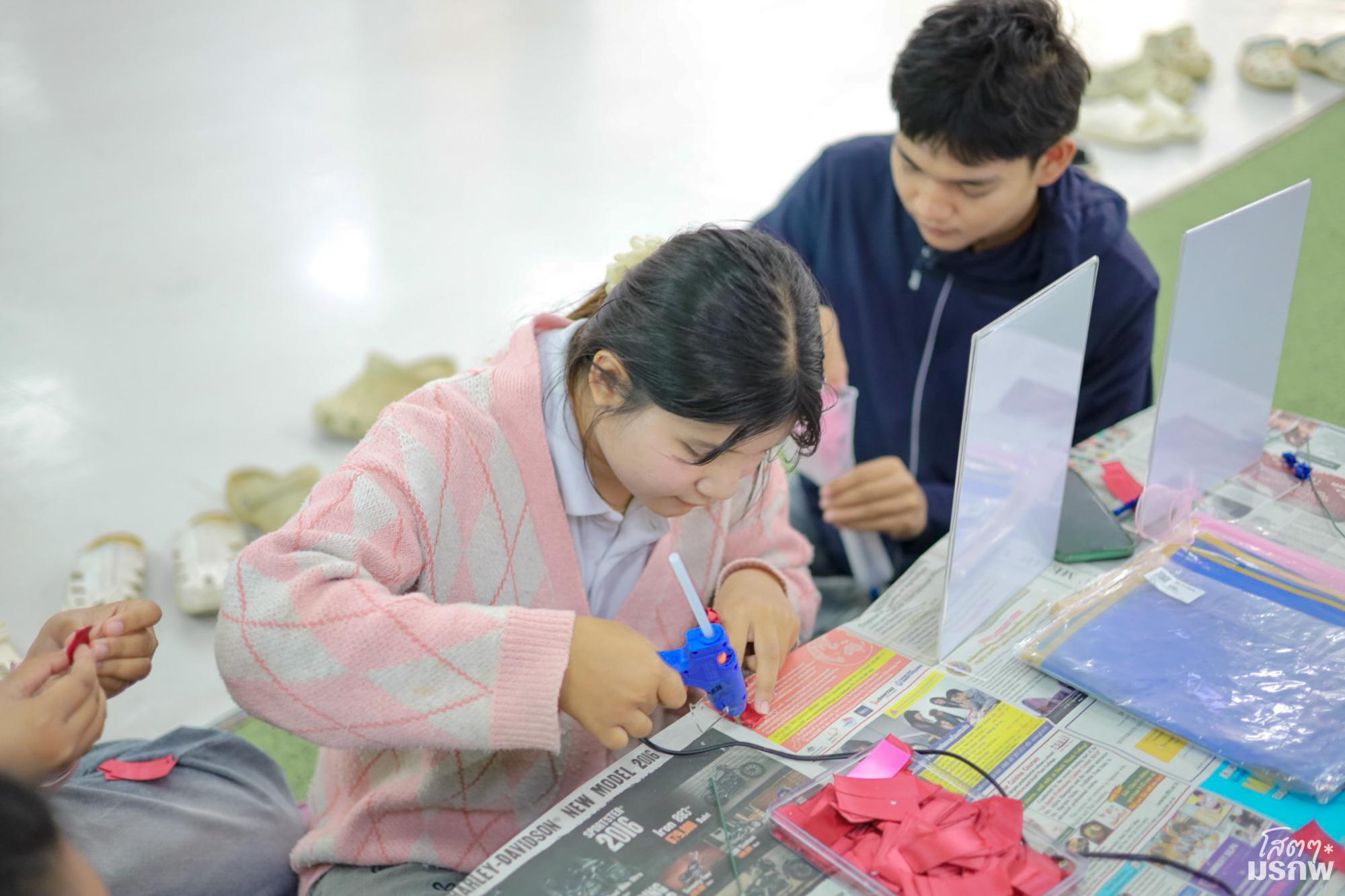 17. กิจกรรมประดิษฐ์ช่อดอกกุหลาบ มอบแด่คนที่คุณรักในเทศกาลวันวาเลนไทน์