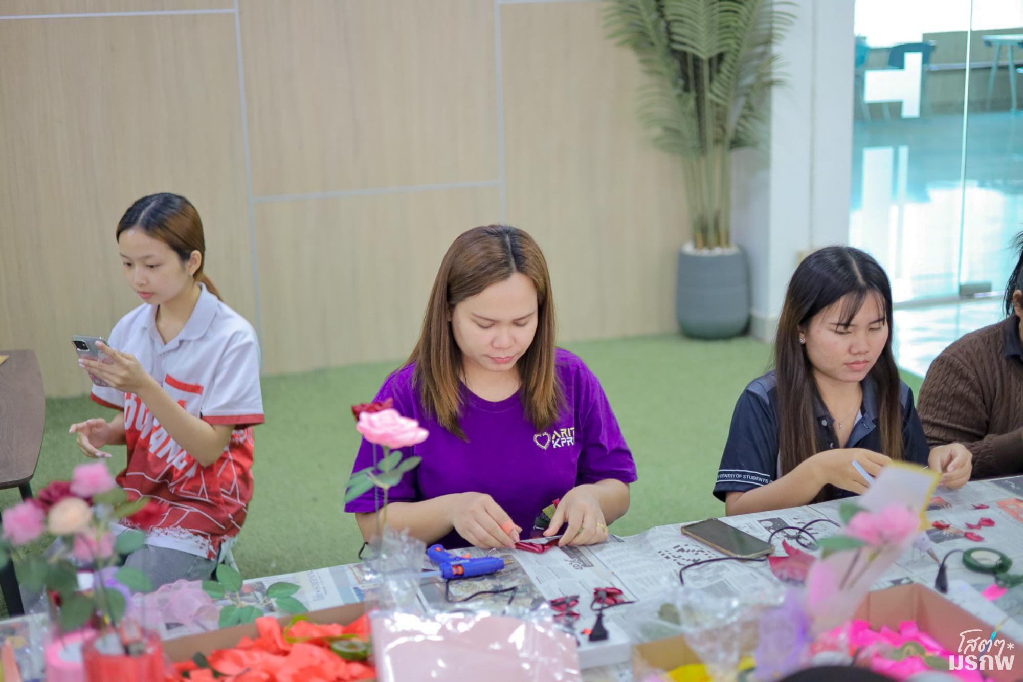 19. กิจกรรมประดิษฐ์ช่อดอกกุหลาบ มอบแด่คนที่คุณรักในเทศกาลวันวาเลนไทน์