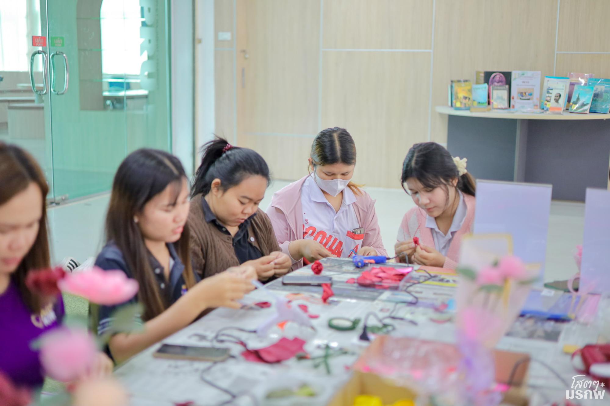 21. กิจกรรมประดิษฐ์ช่อดอกกุหลาบ มอบแด่คนที่คุณรักในเทศกาลวันวาเลนไทน์