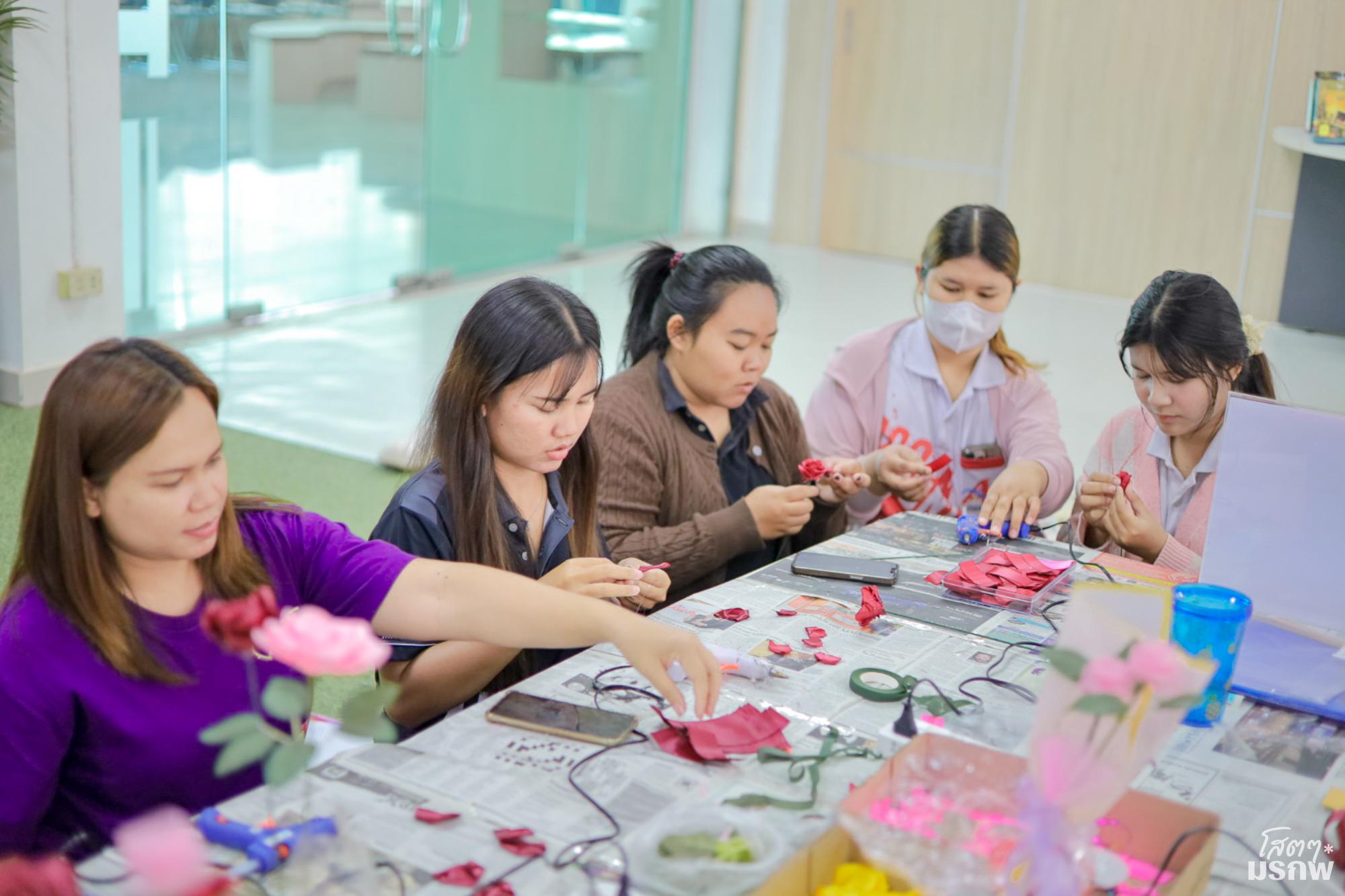 23. กิจกรรมประดิษฐ์ช่อดอกกุหลาบ มอบแด่คนที่คุณรักในเทศกาลวันวาเลนไทน์