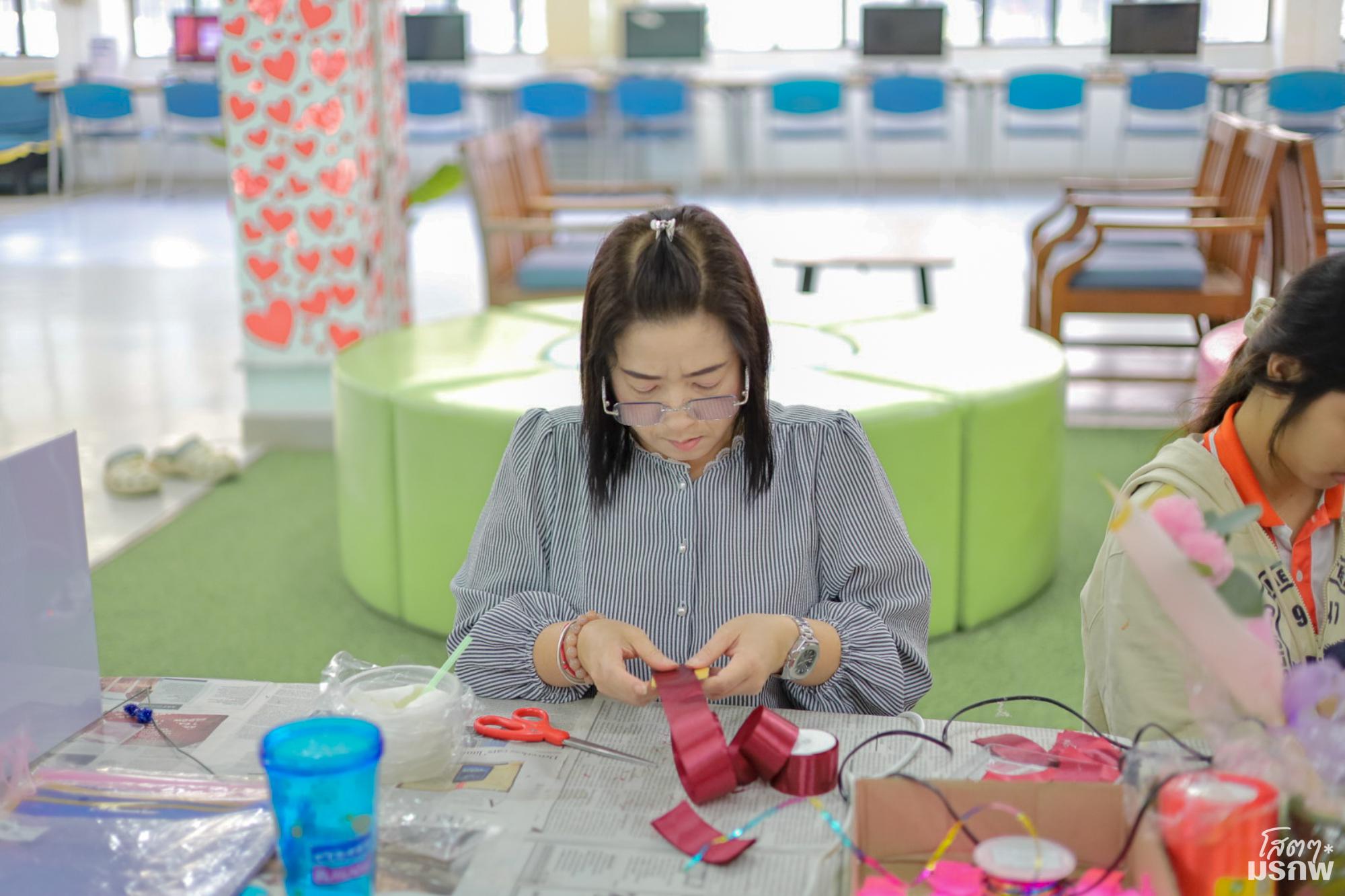 24. กิจกรรมประดิษฐ์ช่อดอกกุหลาบ มอบแด่คนที่คุณรักในเทศกาลวันวาเลนไทน์