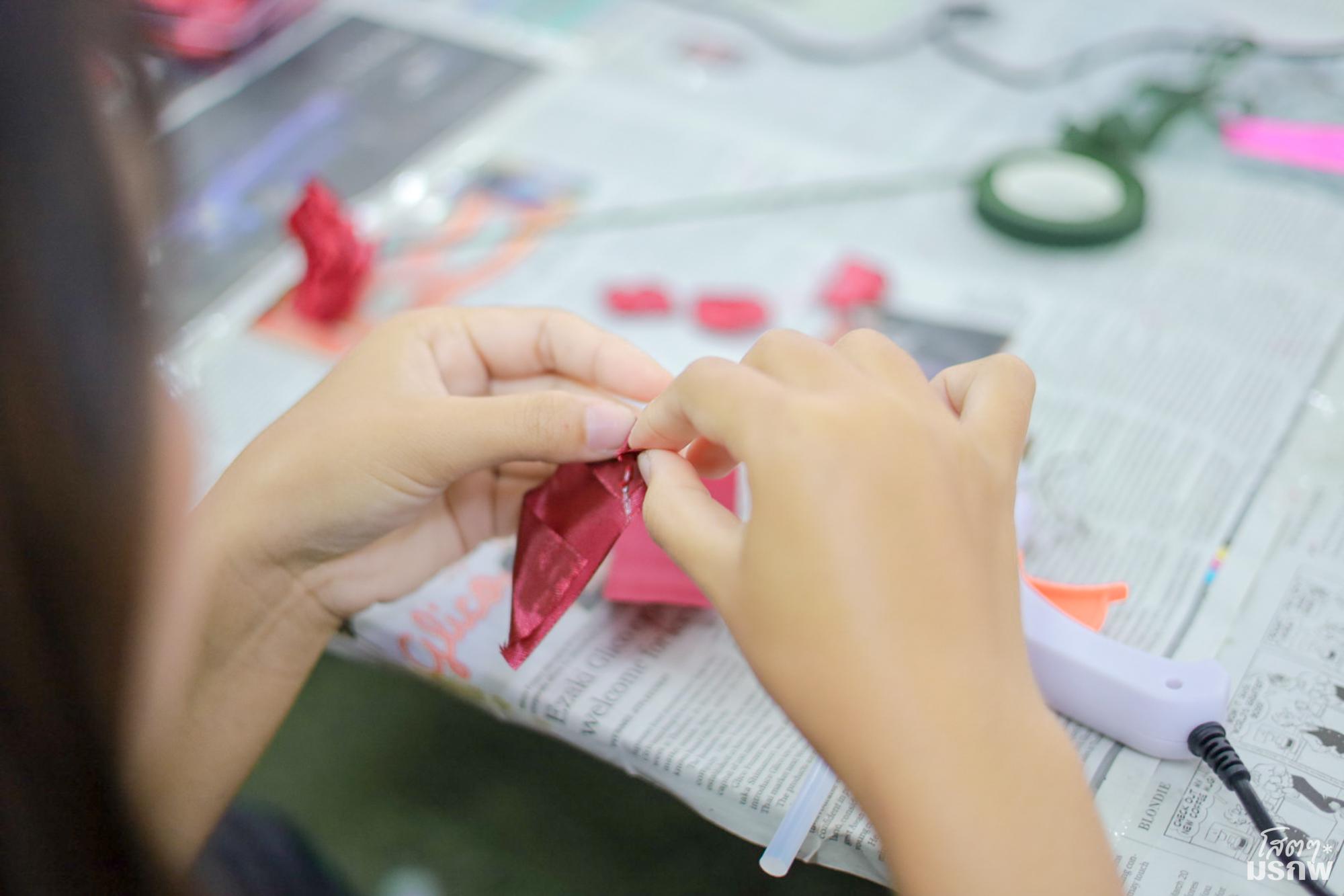 26. กิจกรรมประดิษฐ์ช่อดอกกุหลาบ มอบแด่คนที่คุณรักในเทศกาลวันวาเลนไทน์