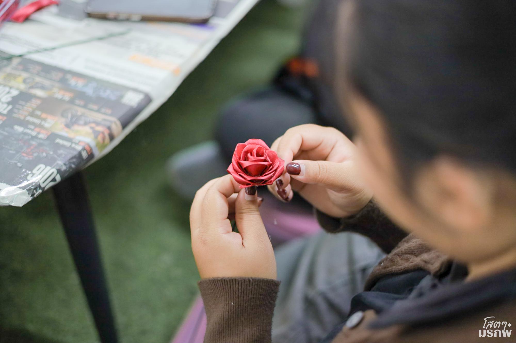 27. กิจกรรมประดิษฐ์ช่อดอกกุหลาบ มอบแด่คนที่คุณรักในเทศกาลวันวาเลนไทน์