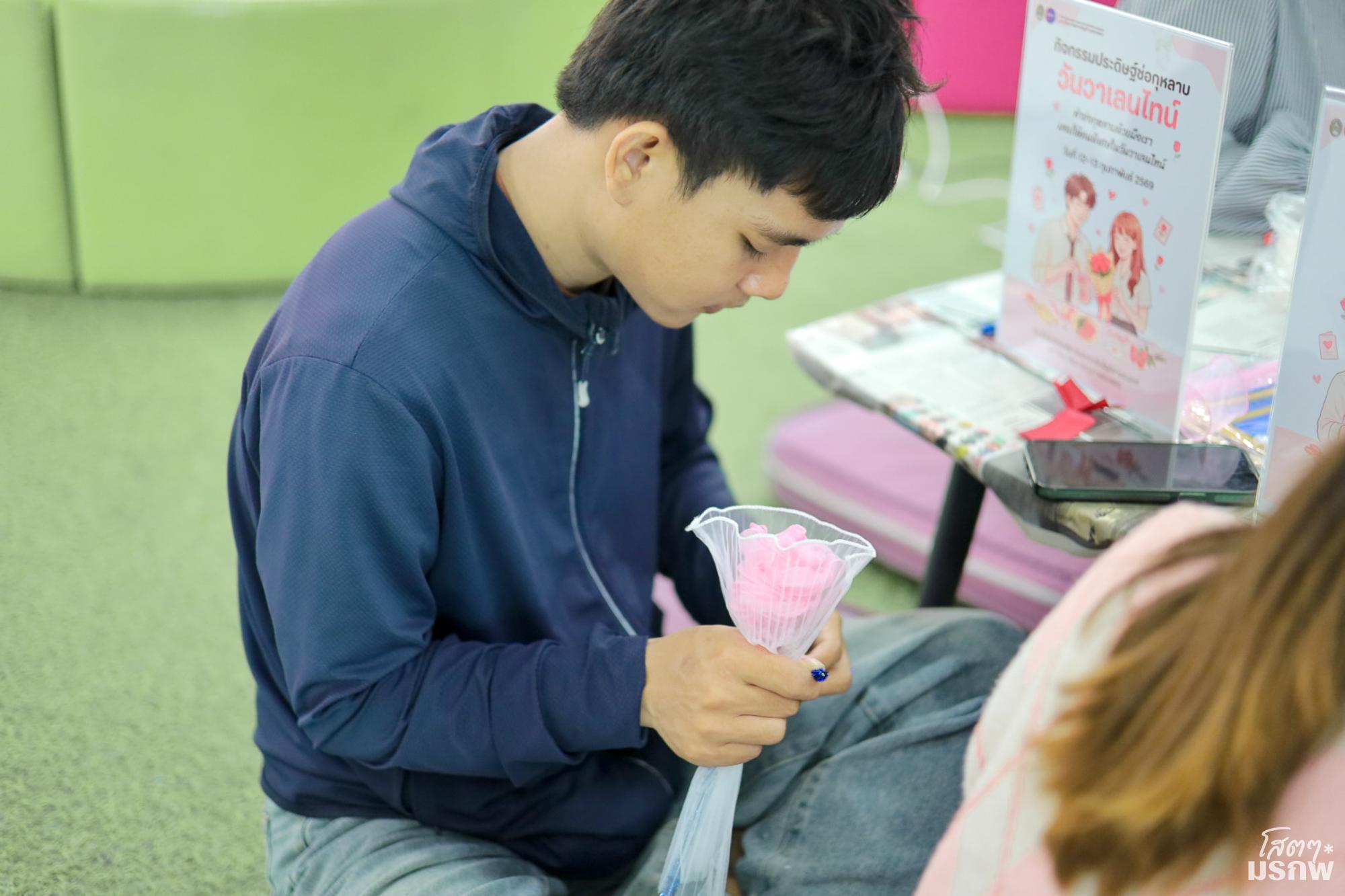 28. กิจกรรมประดิษฐ์ช่อดอกกุหลาบ มอบแด่คนที่คุณรักในเทศกาลวันวาเลนไทน์