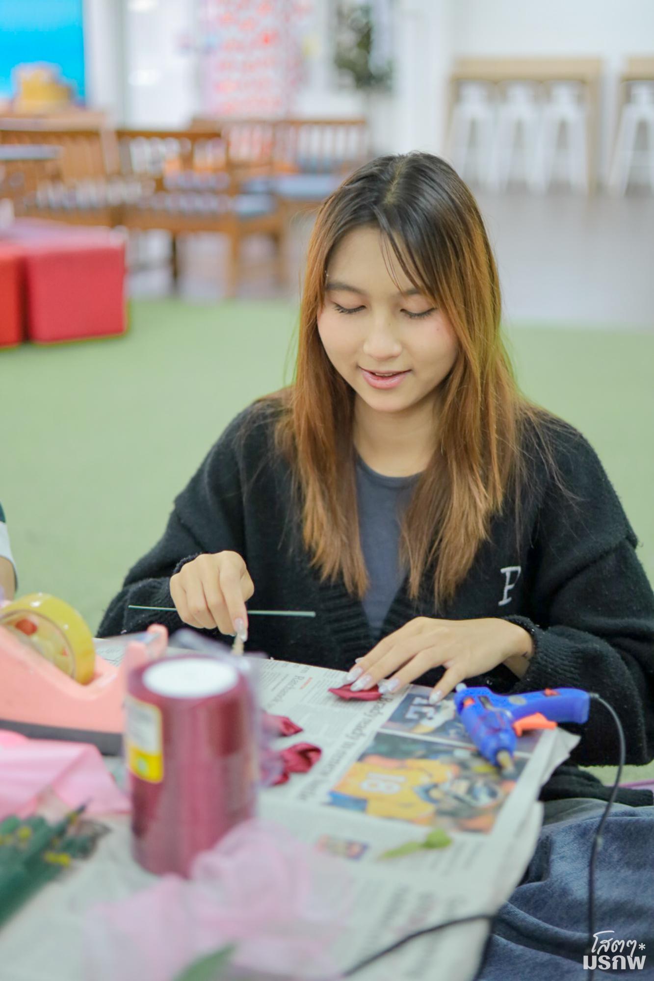 31. กิจกรรมประดิษฐ์ช่อดอกกุหลาบ มอบแด่คนที่คุณรักในเทศกาลวันวาเลนไทน์