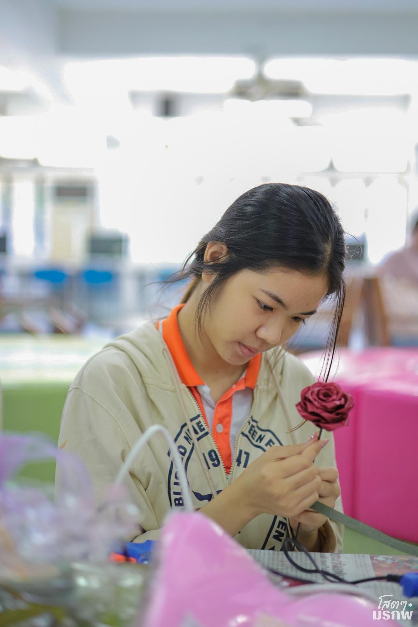 32. กิจกรรมประดิษฐ์ช่อดอกกุหลาบ มอบแด่คนที่คุณรักในเทศกาลวันวาเลนไทน์