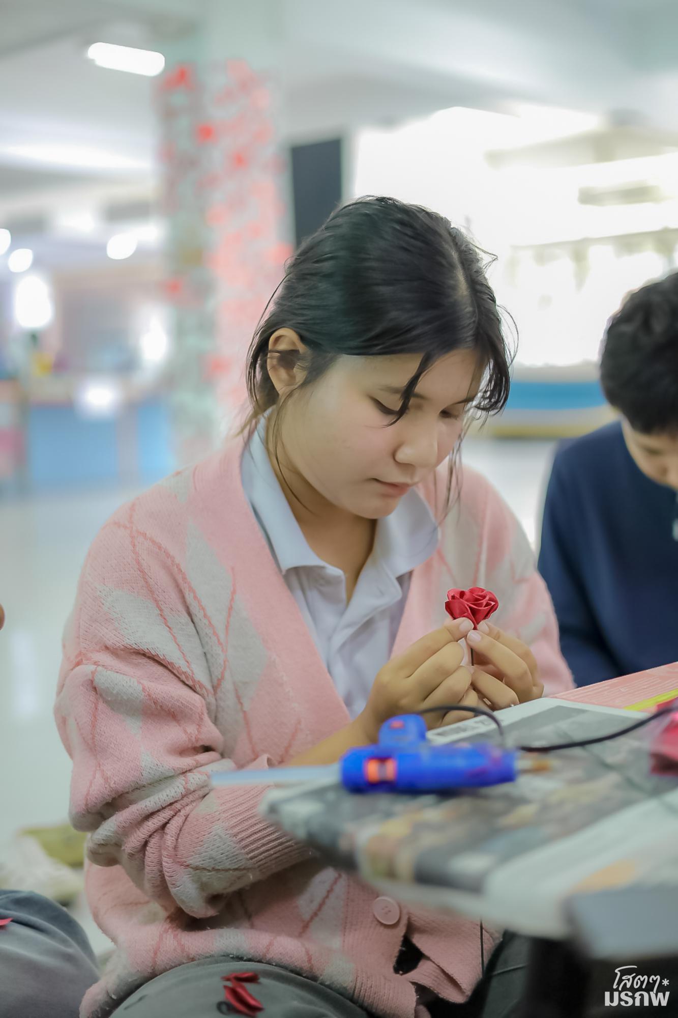 34. กิจกรรมประดิษฐ์ช่อดอกกุหลาบ มอบแด่คนที่คุณรักในเทศกาลวันวาเลนไทน์