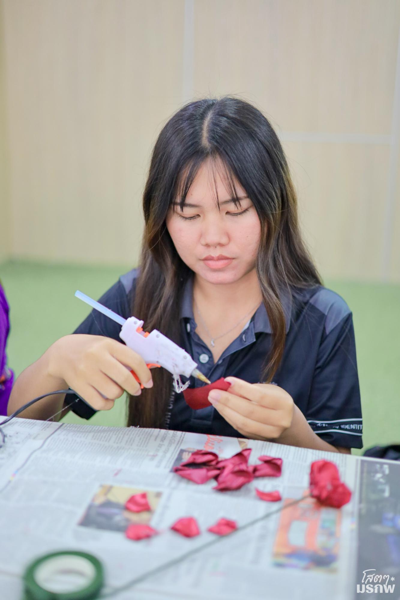 35. กิจกรรมประดิษฐ์ช่อดอกกุหลาบ มอบแด่คนที่คุณรักในเทศกาลวันวาเลนไทน์